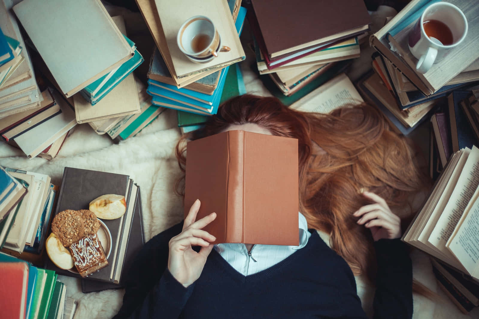 Unachica Está Acostada En Una Cama Con Libros Y Café.