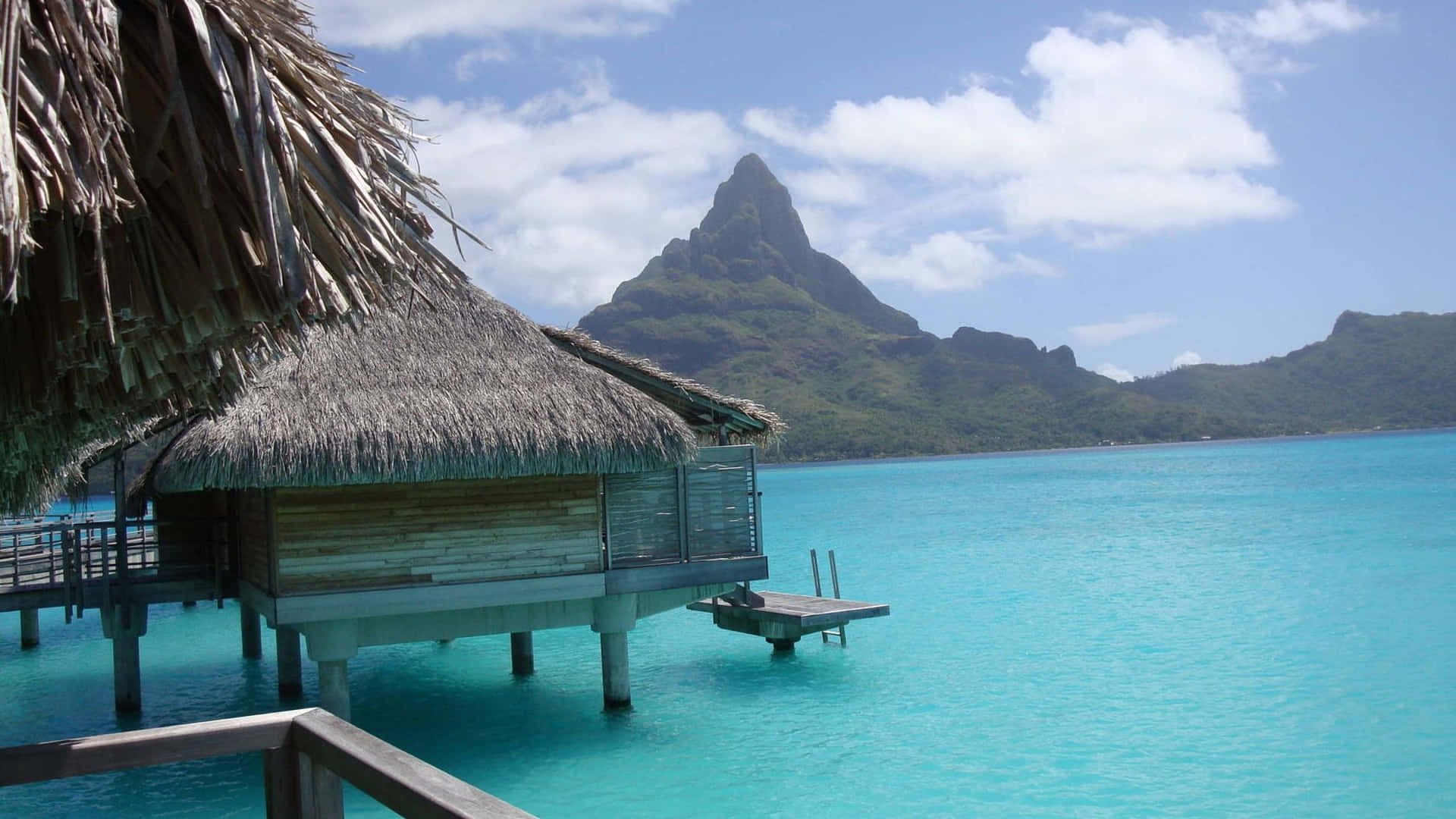 Nyd skønheden af Bora Boras rolige laguner med dette smukke skrivebordsunderlag.