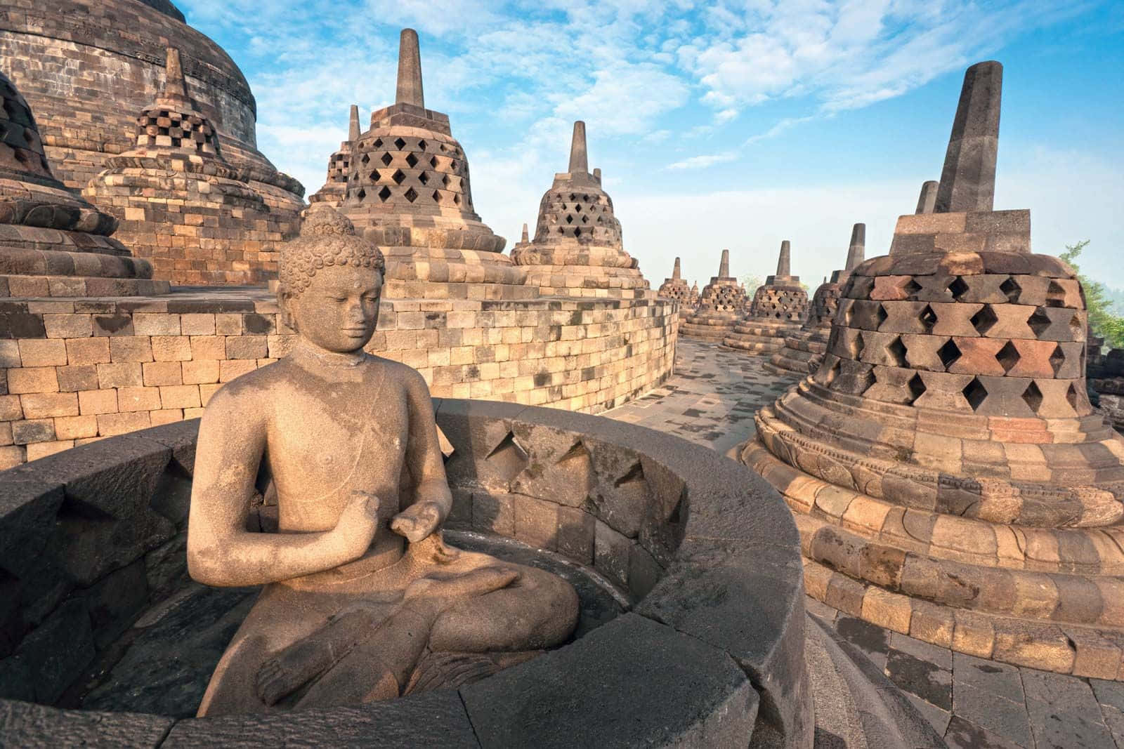Ilmaestoso Tempio Di Borobudur Contro Un Vibrante Cielo Blu Sfondo