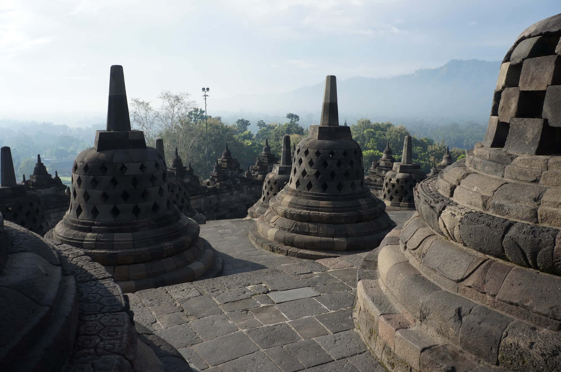 Templode Borobudur Montañas Nubladas Fondo de pantalla