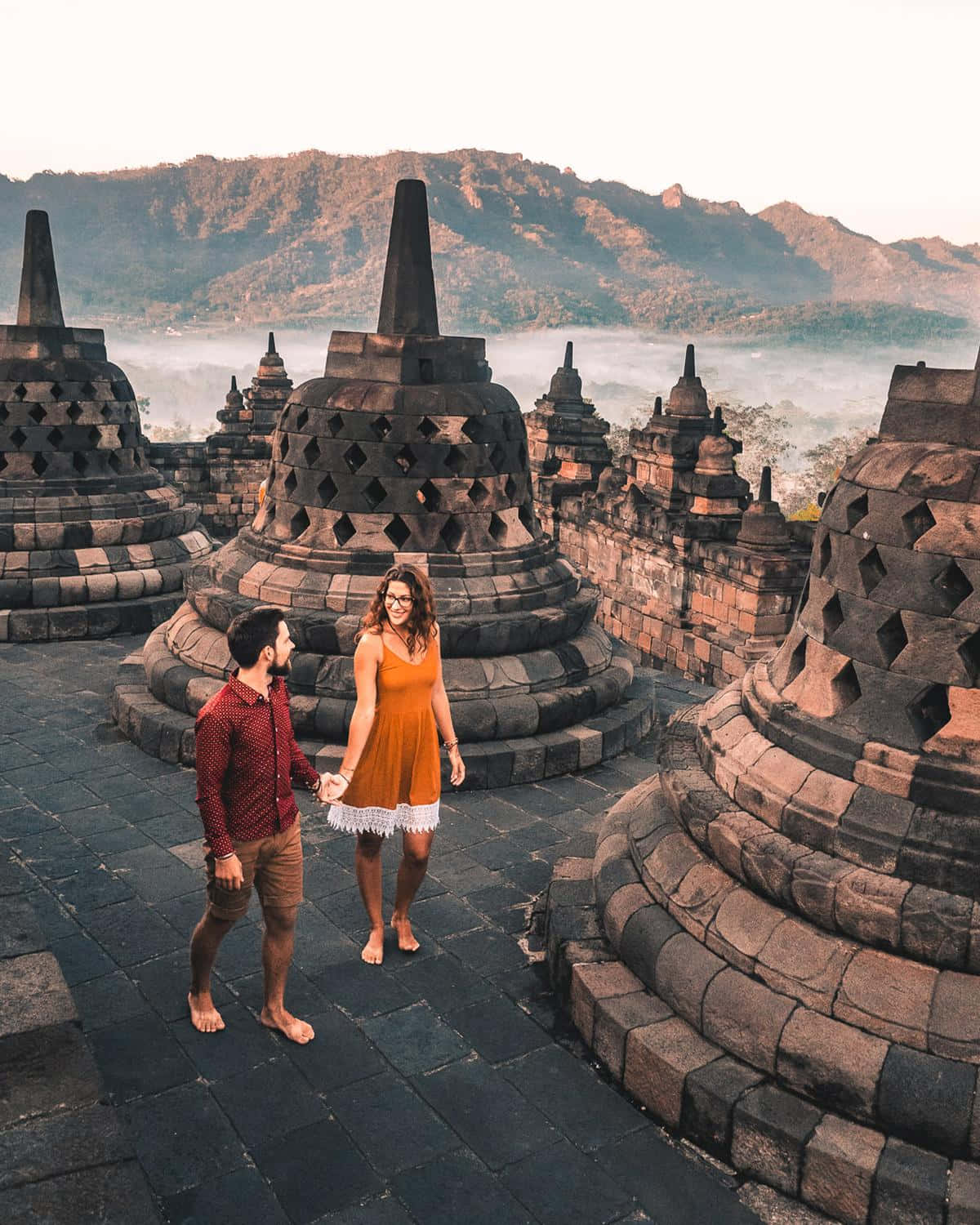 Coppiache Si Tiene Per Mano Al Tempio Di Borobudur Sfondo