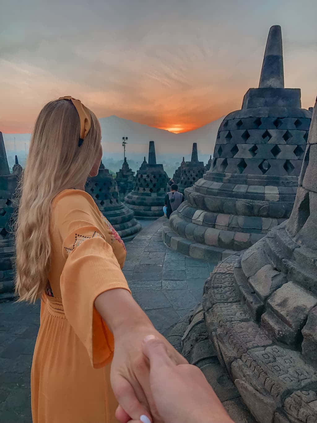 Borobudur Temple Holde Hånd Under Det Blå Himlen Wallpaper