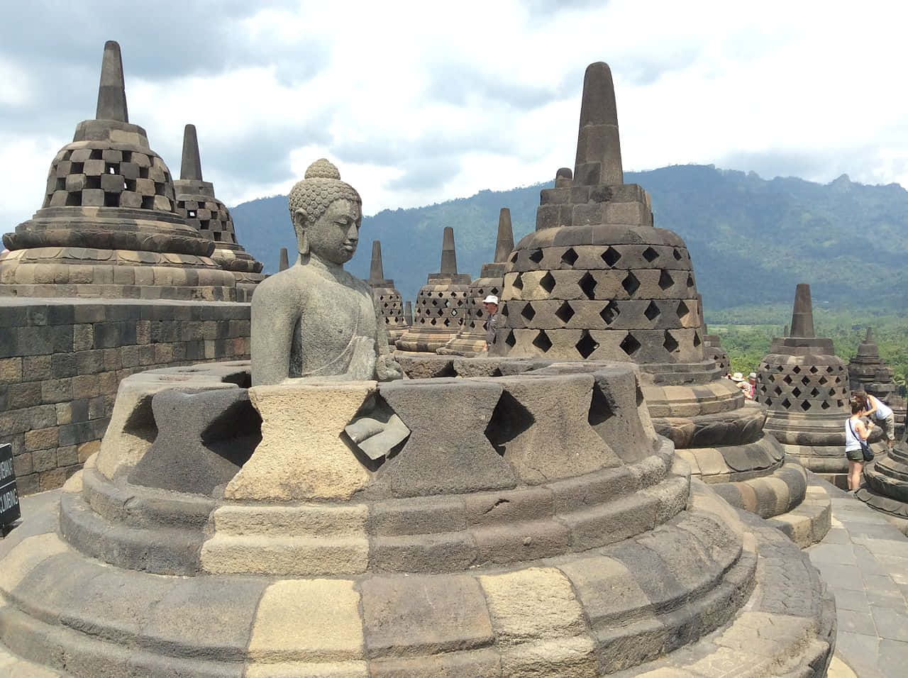 Tempiodi Borobudur Montagne Nebbiose Sfondo