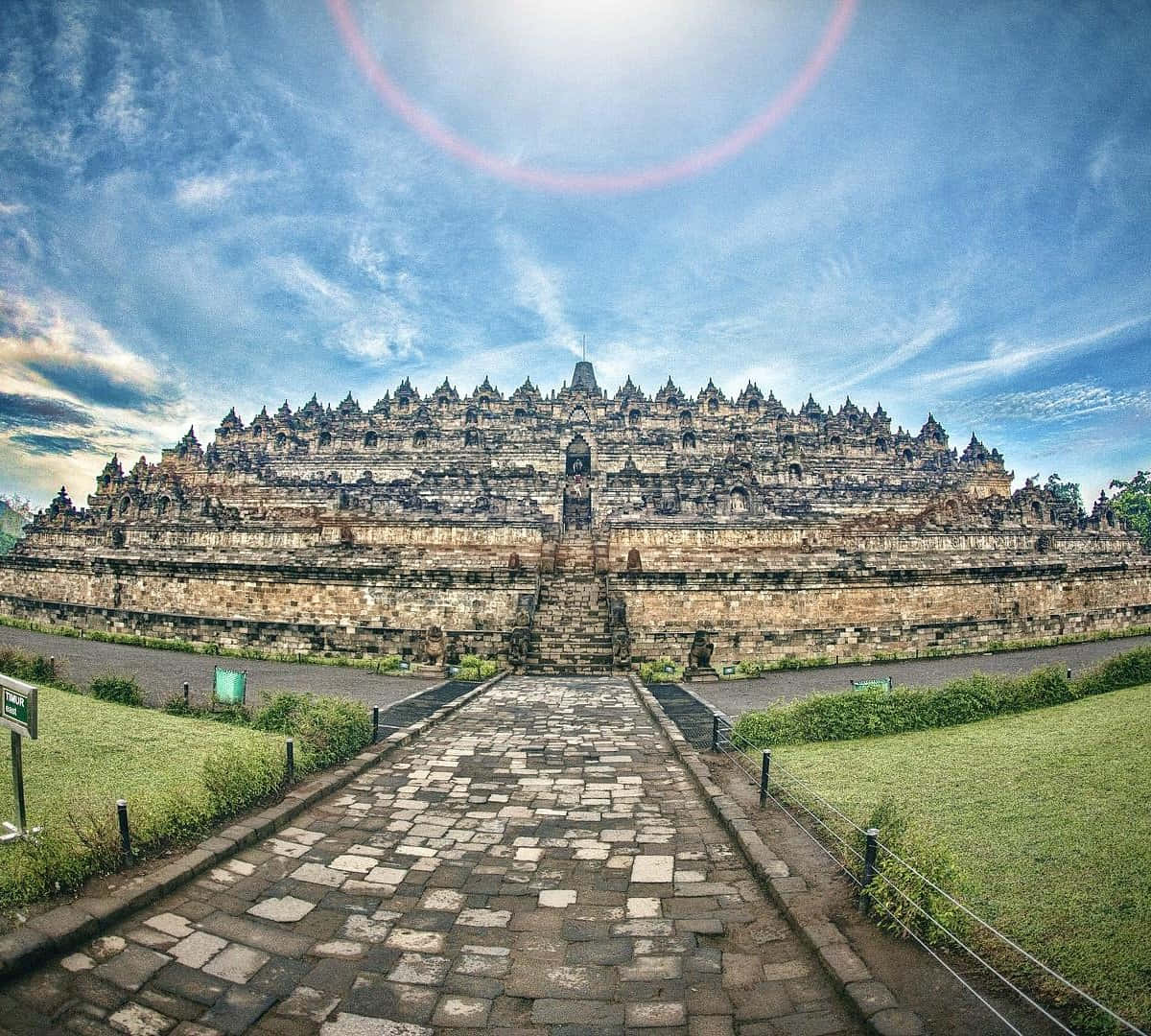 Caminodel Templo De Borobudur Con Césped Verde. Fondo de pantalla