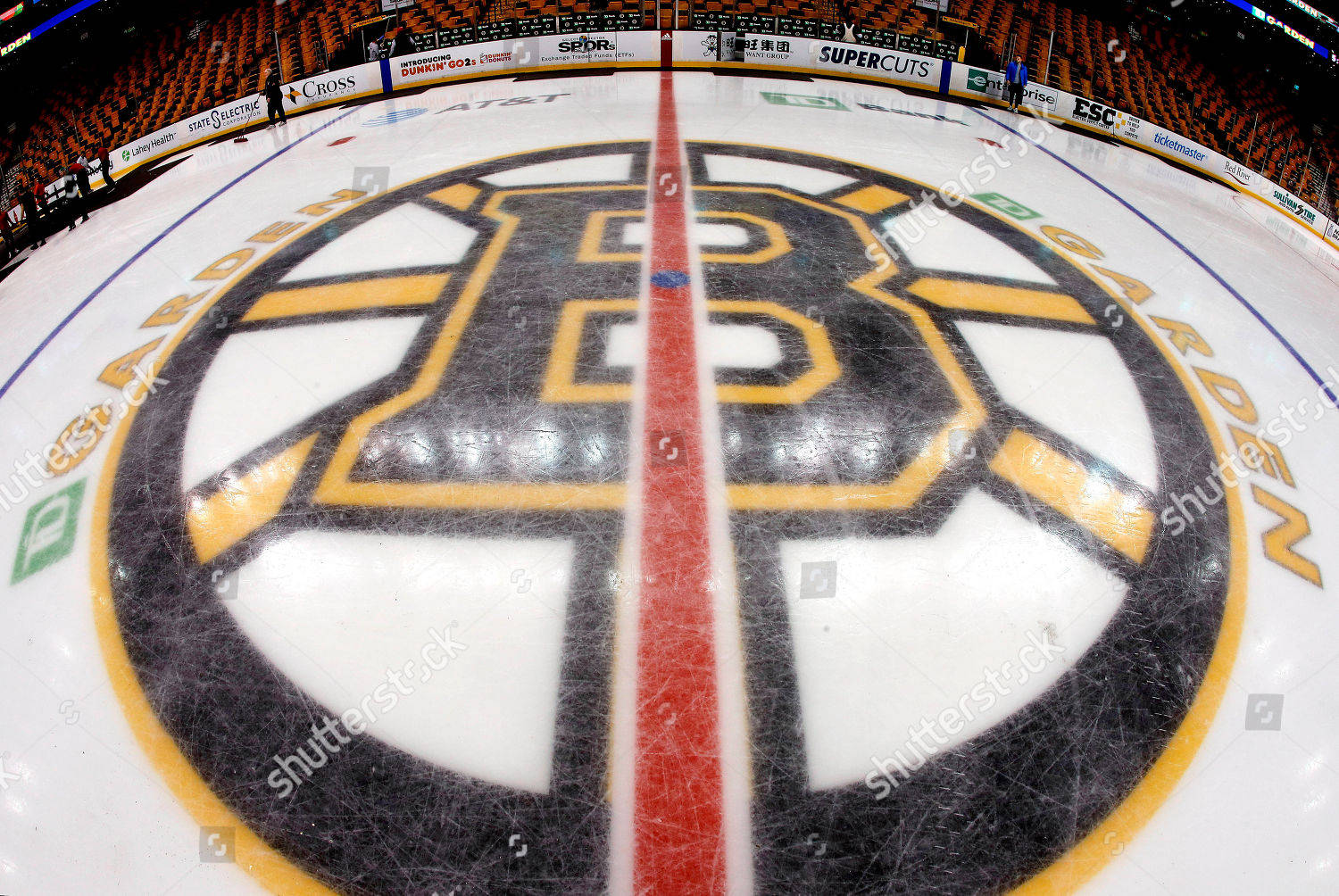 Logotipode Los Boston Bruins En La Pista De Patinaje De Casa. Fondo de pantalla