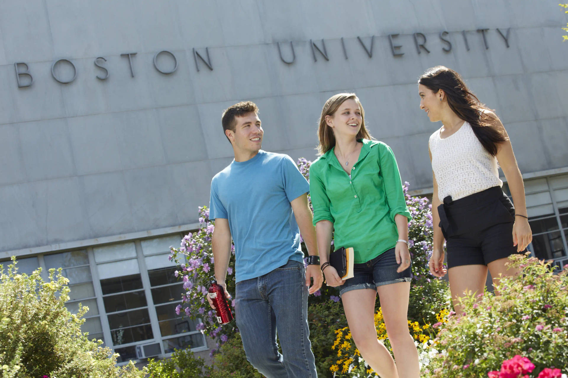 Studentidell'università Di Boston Sul Campus Sfondo