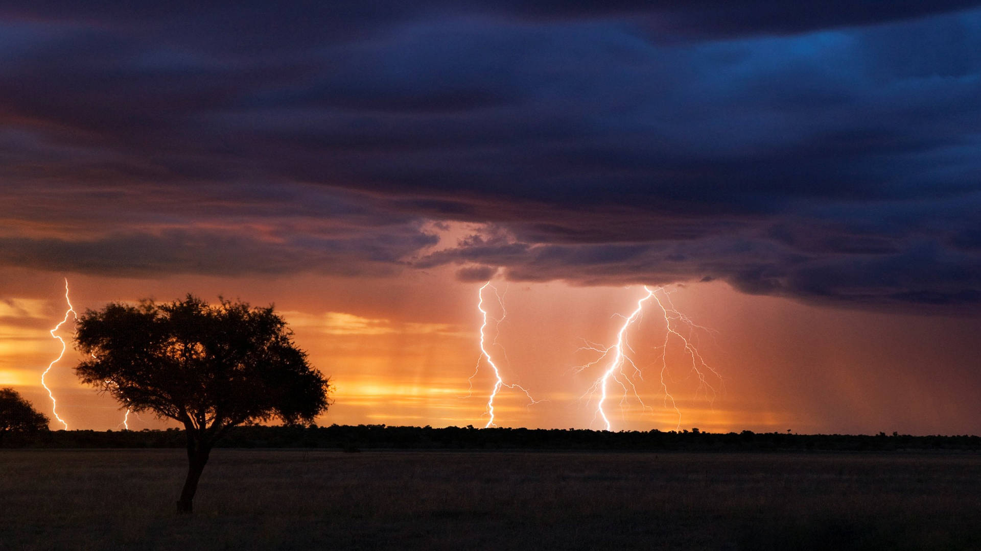Cielo Di Tramonto Tempestoso Del Botswana Sfondo