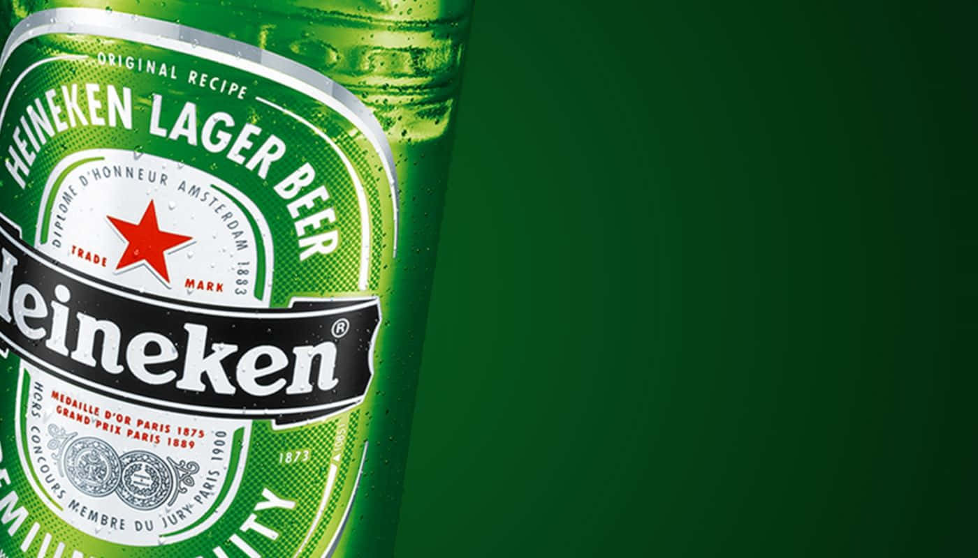 Bottigliae Bicchiere Di Heineken Freddi Davanti Al Logo Di Heineken.