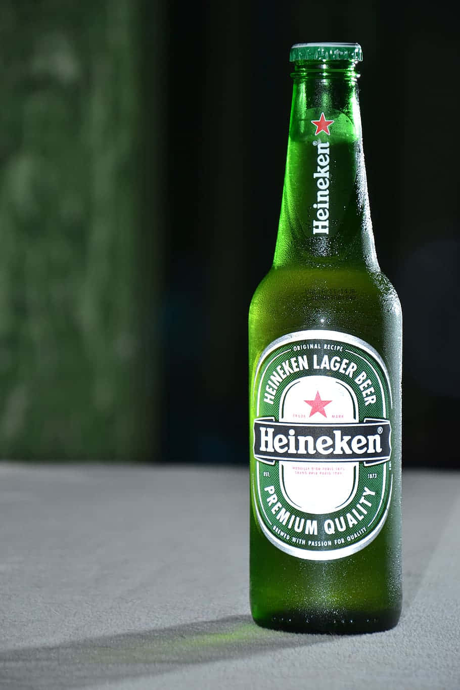 Bottigliedi Birra Heineken E Bicchieri Su Un Bancone Del Bar.