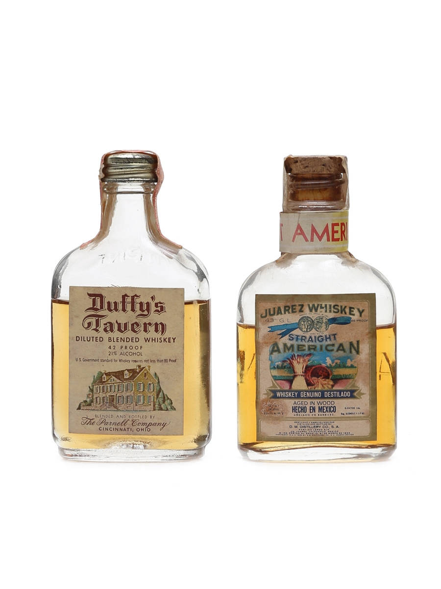 Unclassico Insieme Di Bottiglie Duffy's Tavern E Juarez Whiskey Sfondo