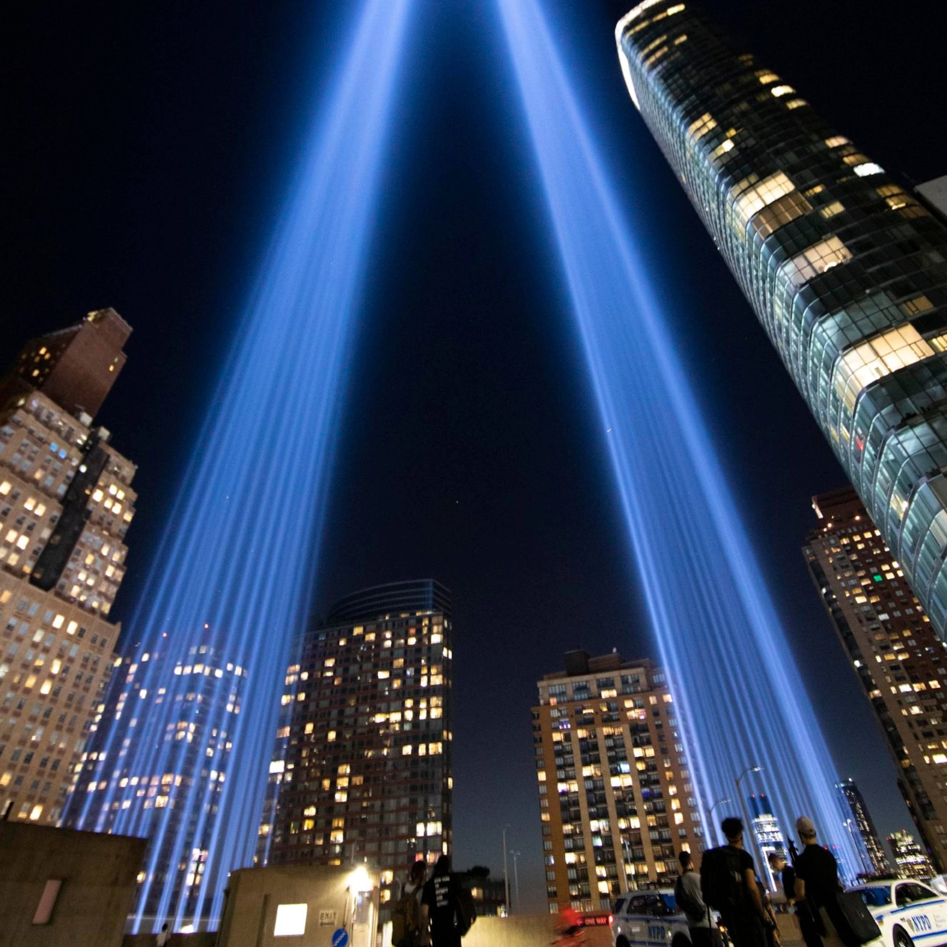 Blickvon Unten Auf Die Gedenklichter Des 911 Memorials Wallpaper