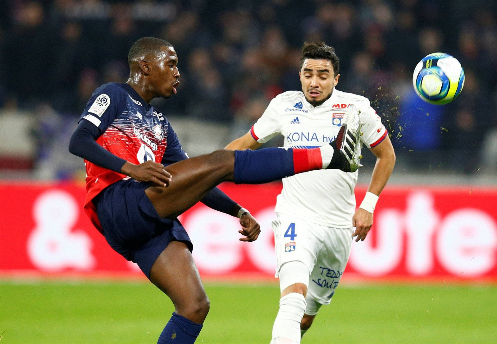 Boubakary Soumare In Actie Op Het Veld Achtergrond