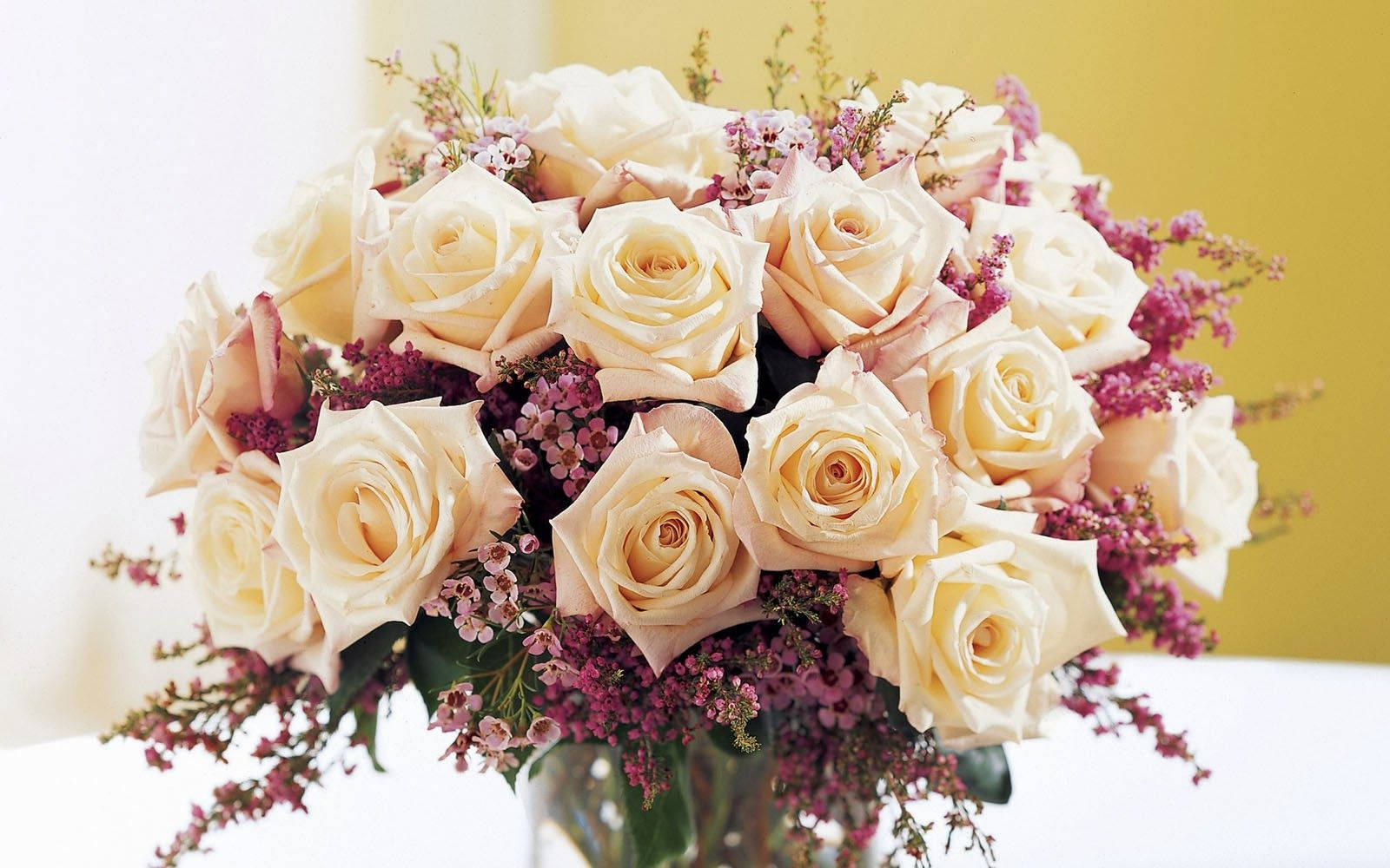 Bouquet Of Large White Roses Wallpaper