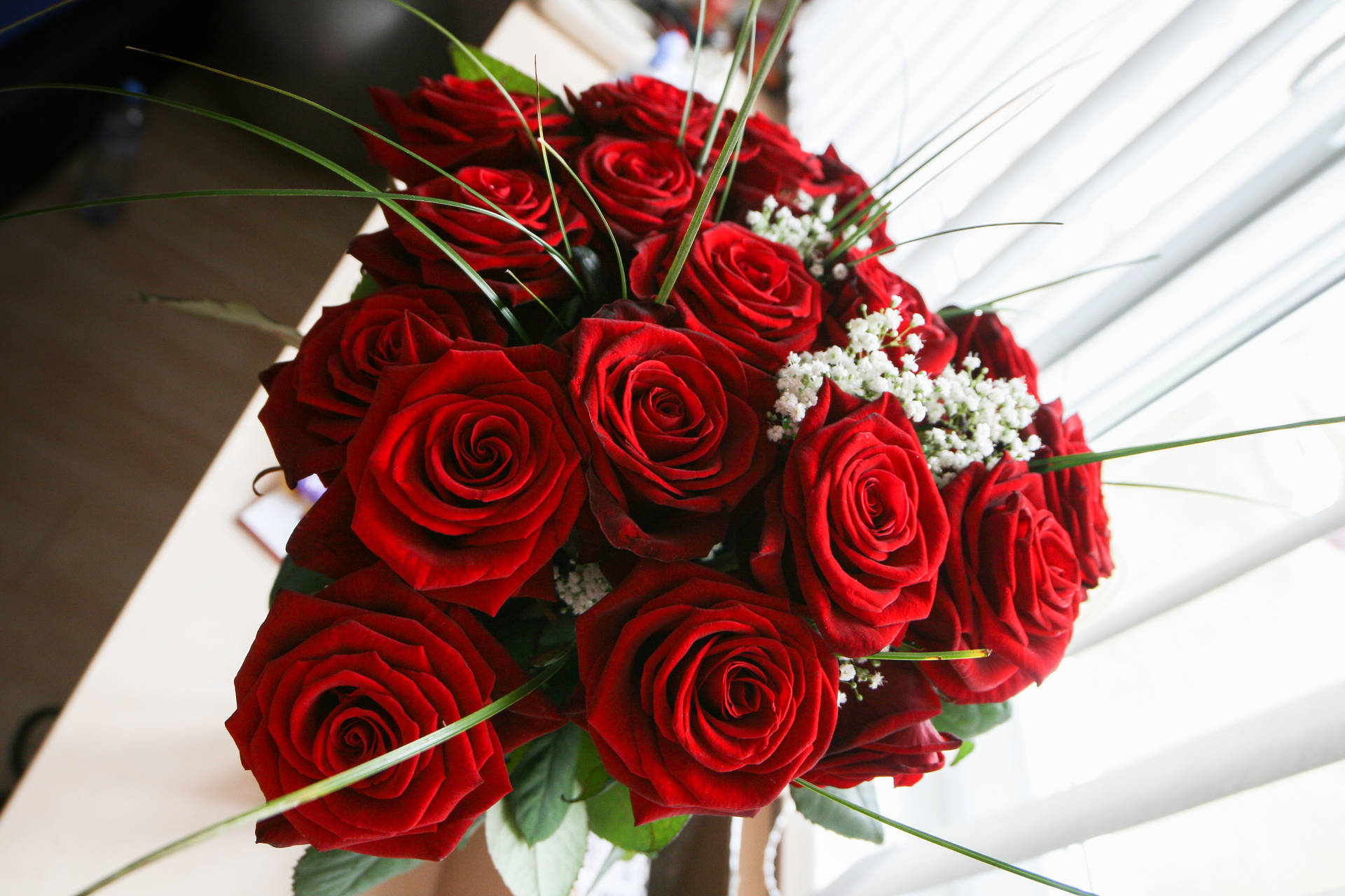 Blumenstraußaus Roten Rosen Ästhetisches Handy Wallpaper