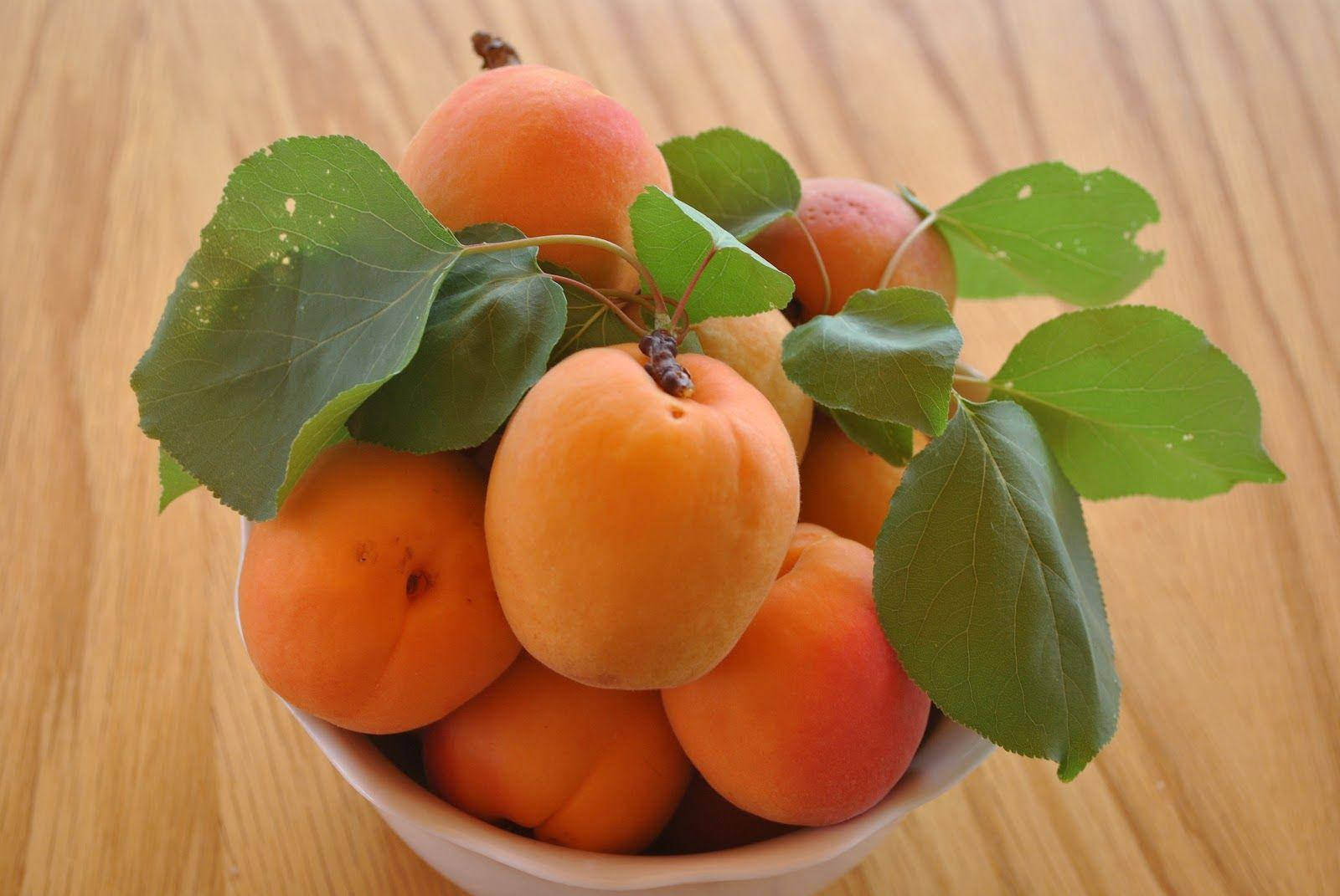 Bowl Of Apricot Fruits Wallpaper