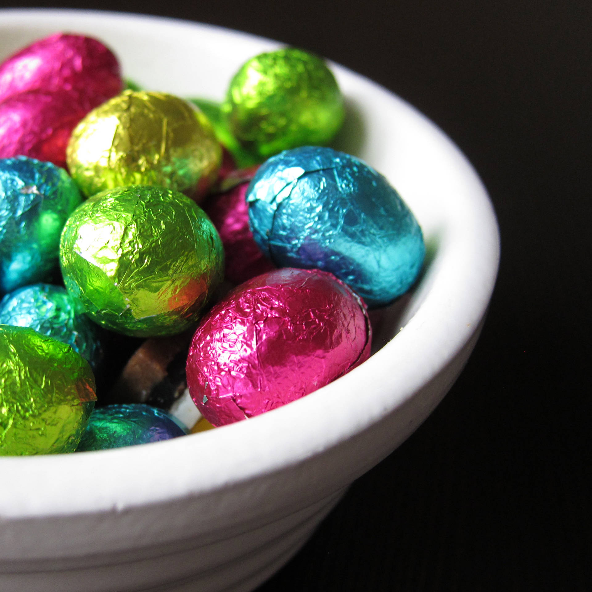 A beautiful bowl of multicolor Easter eggs Wallpaper