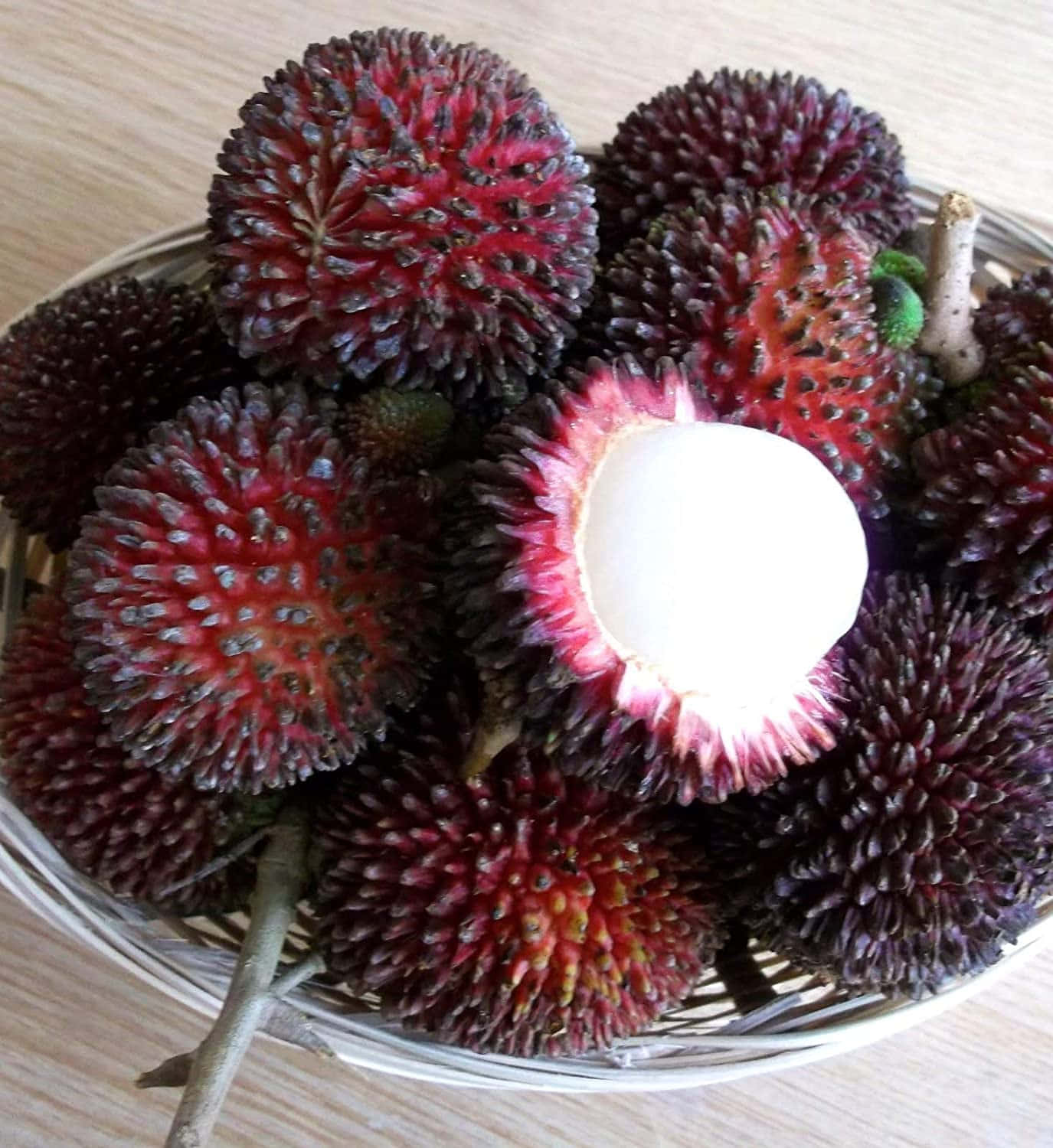 Tigelade Frutas Pulasan Maduras. Papel de Parede