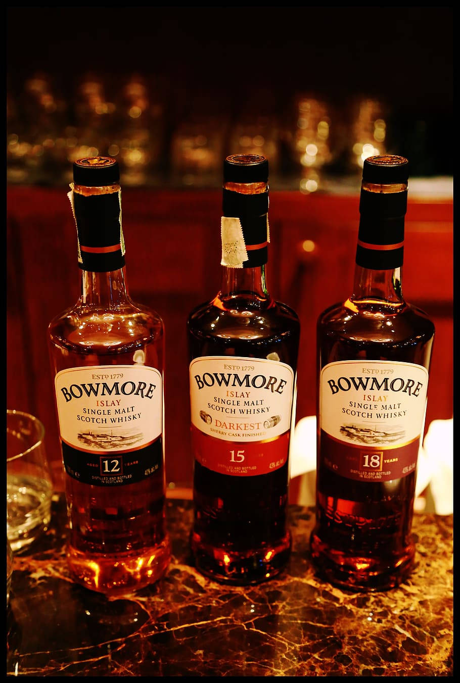 Colecciónde Whisky Bowmore De 12, 15 Y 18 Años De Edad. Fondo de pantalla