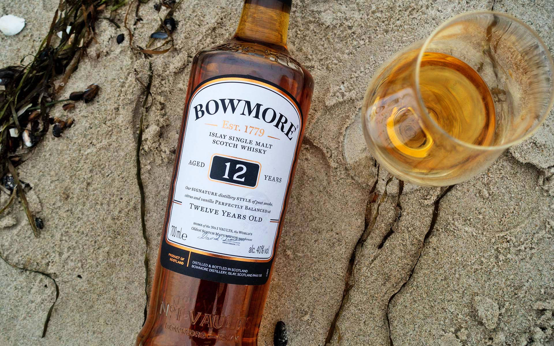 Bowmore12 År Gammal Whisky I Strandens Sand. (this Sentence Translates To 