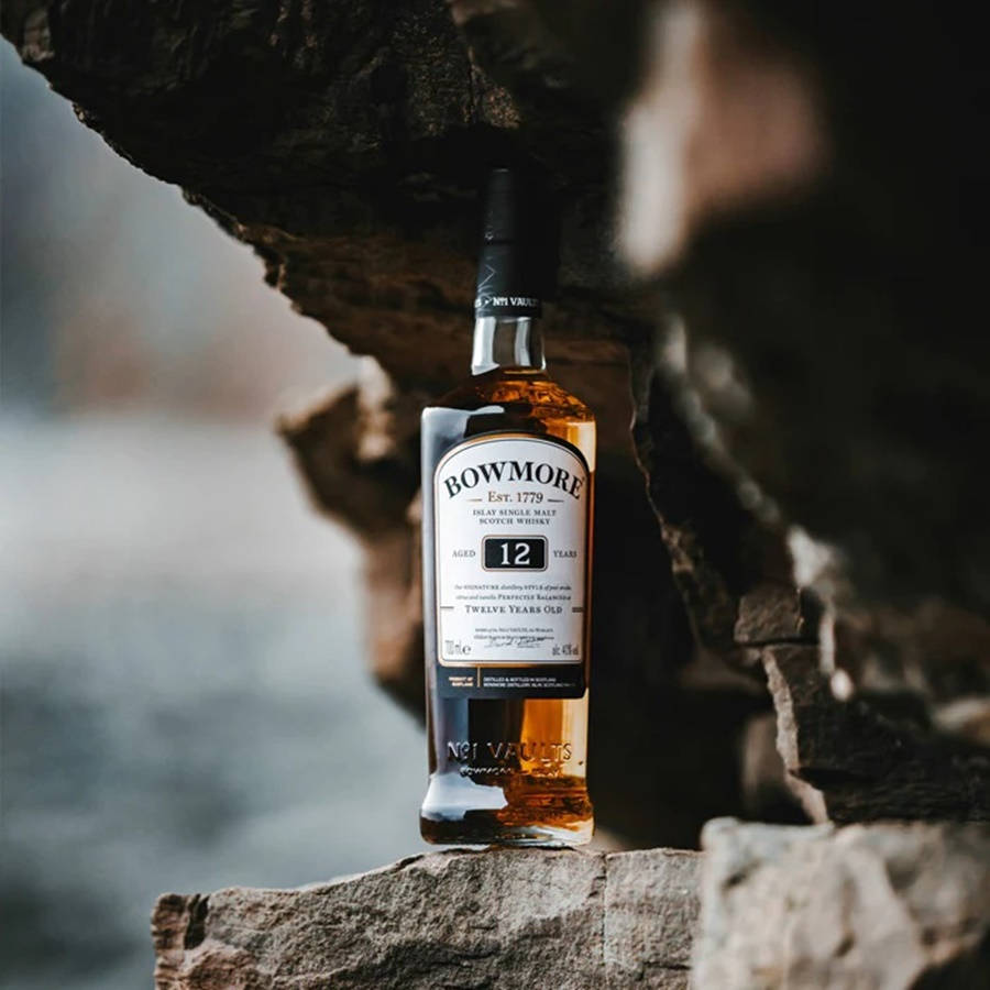 Assaporandola Tradizione Con Il Whisky Bowmore 12 Anni Di Invecchiamento. Sfondo