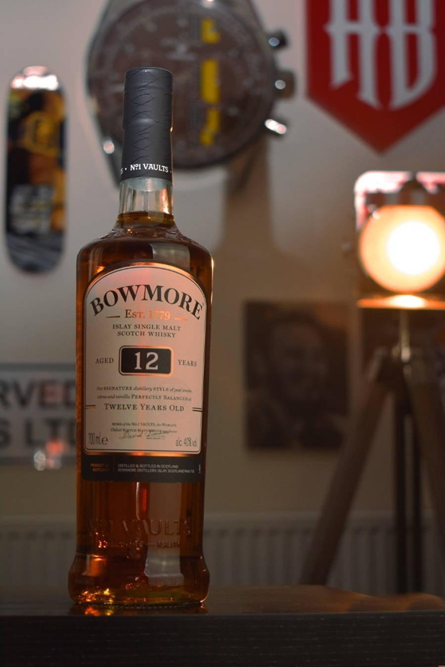 Bottigliadi Whisky Bowmore 12 Anni Sfondo