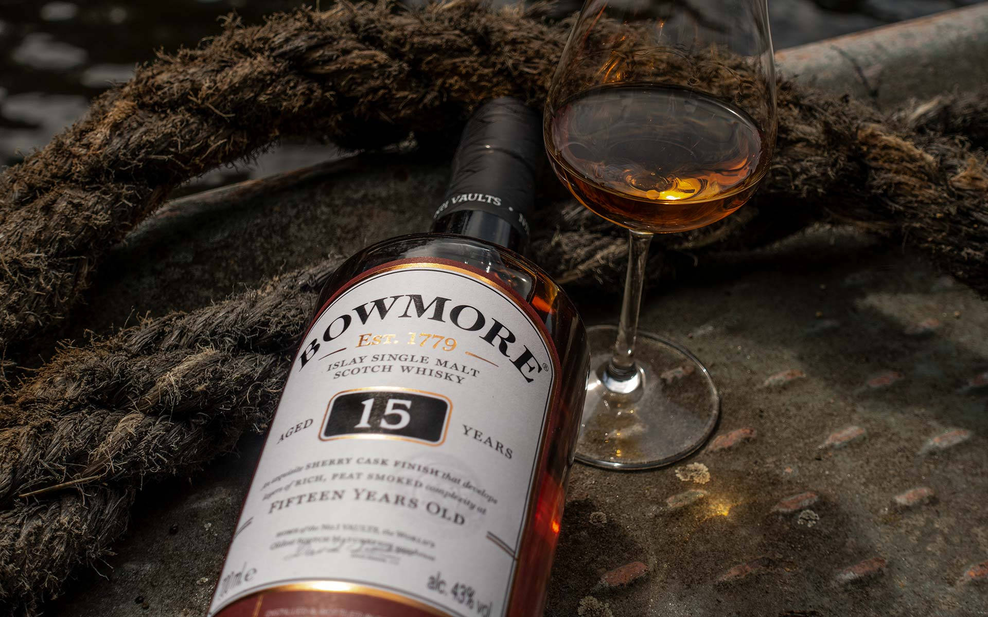 Bowmorewhisky Di 15 Anni Su Una Barca Sfondo