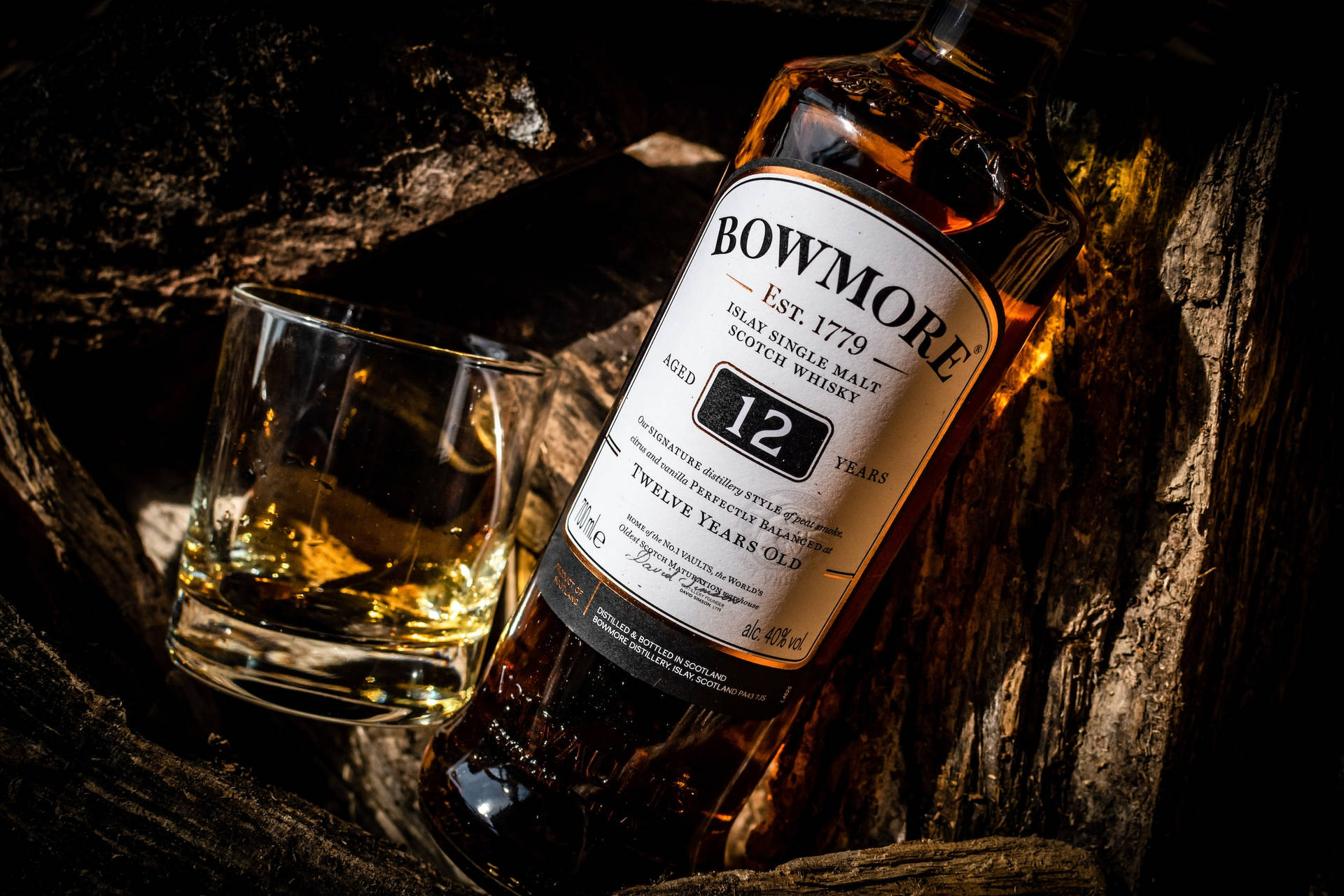 Bowmore Scotch Whisky Flaske, whiskyen fra Bowmore afspejler skotsk stolthed og dygtighed. Wallpaper