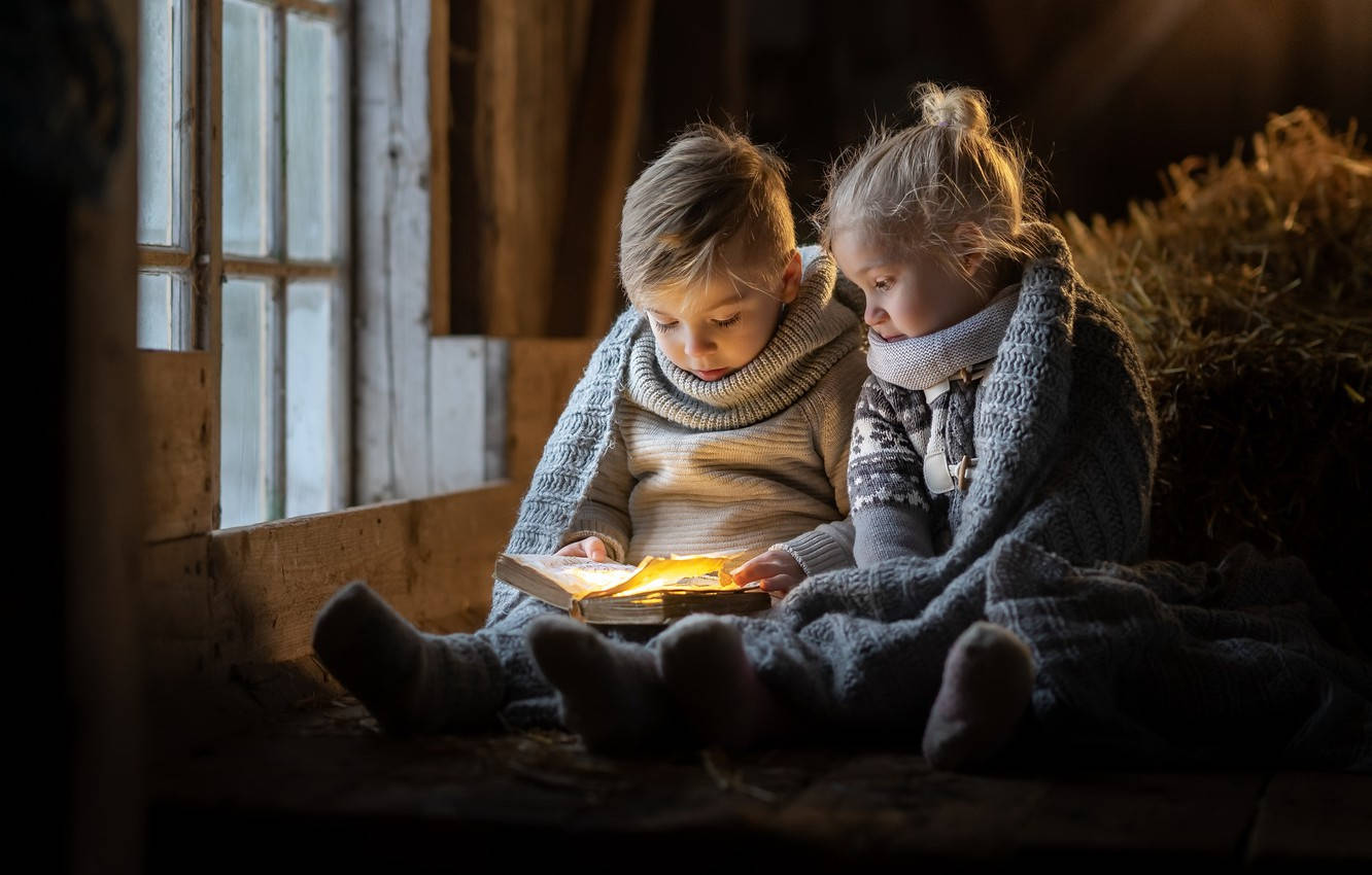 Dreng og pige læser bog Wallpaper