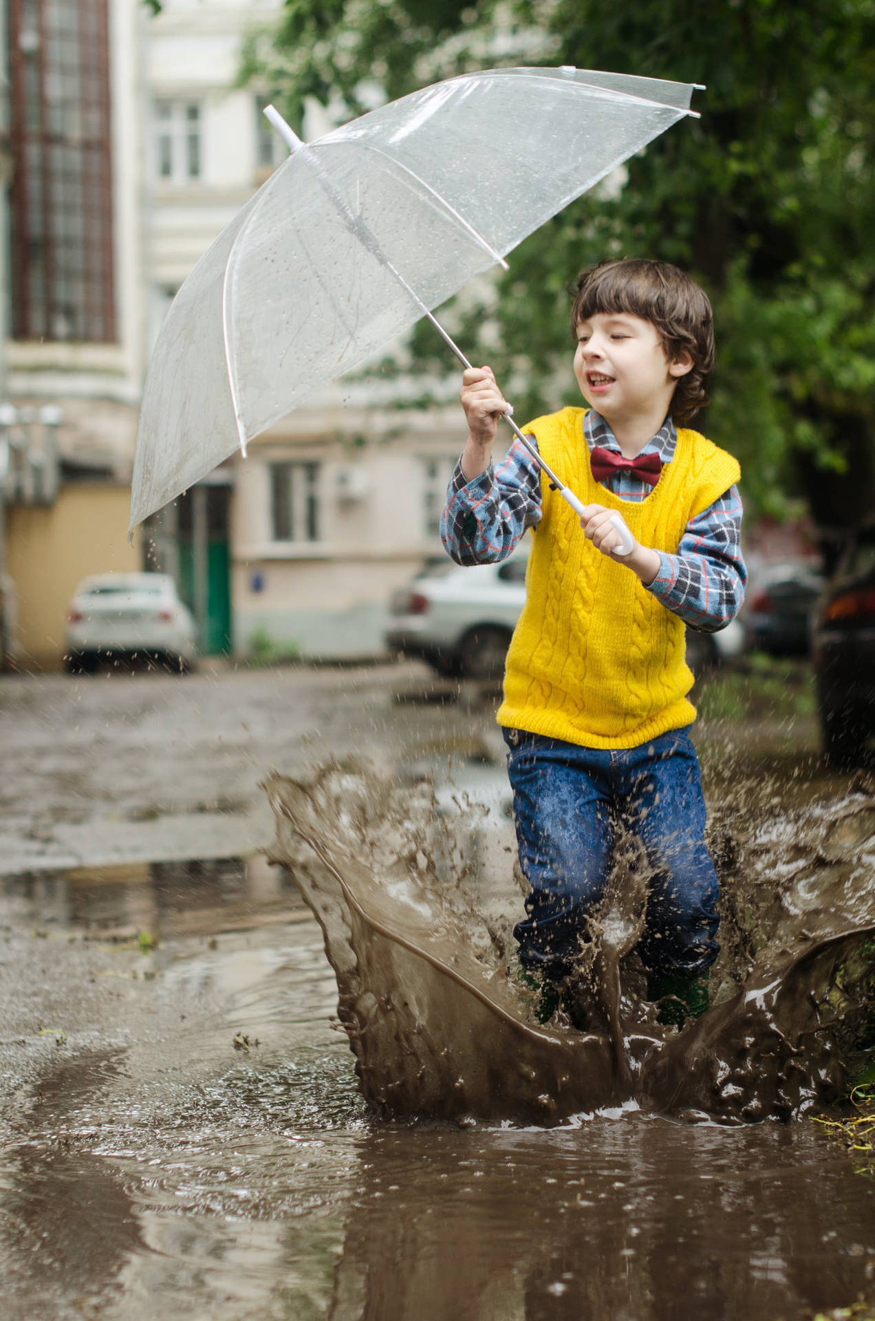 Dreng leger udenfor mens det regner Wallpaper