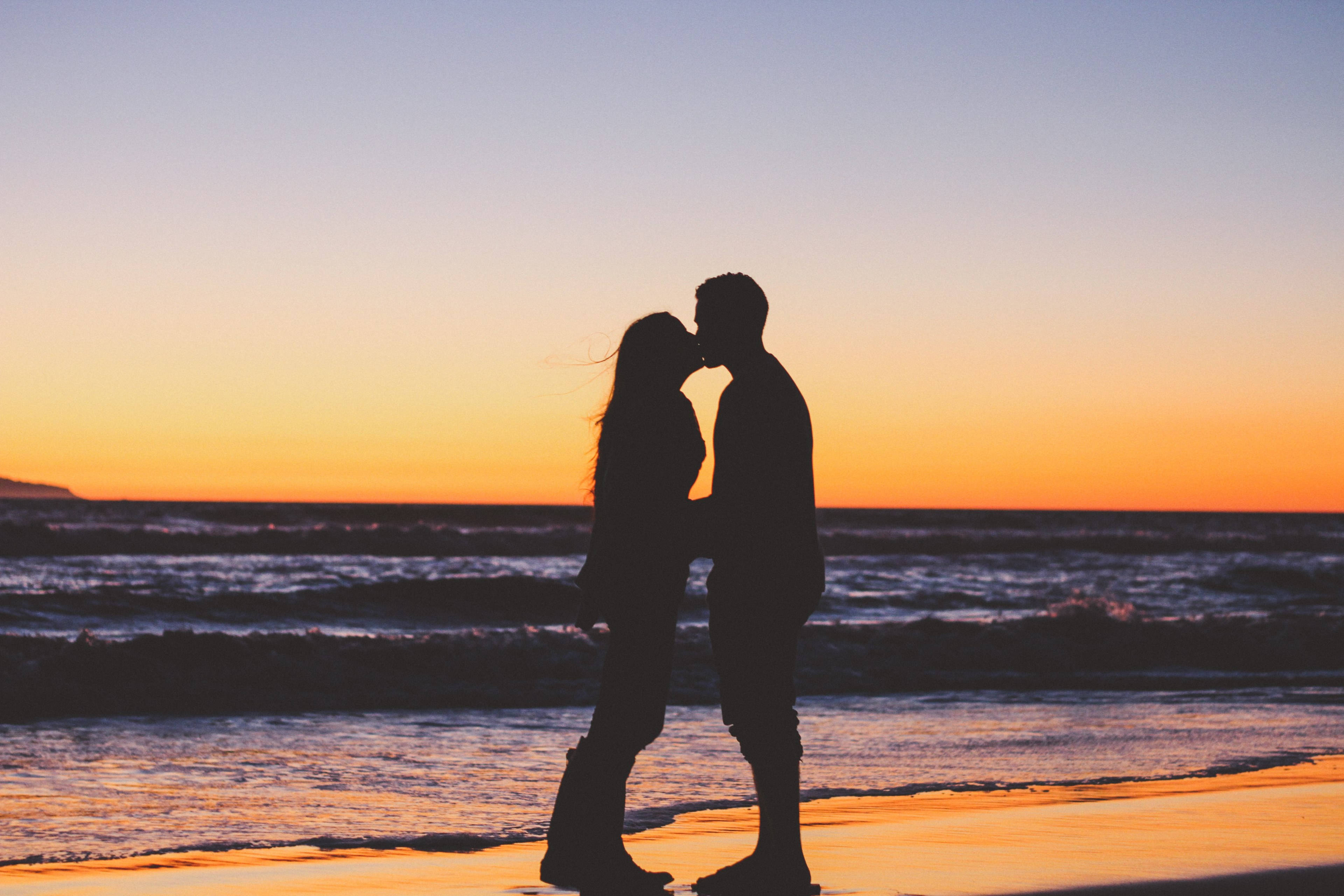Boyfriend And Girlfriend Kiss At The Beach Wallpaper