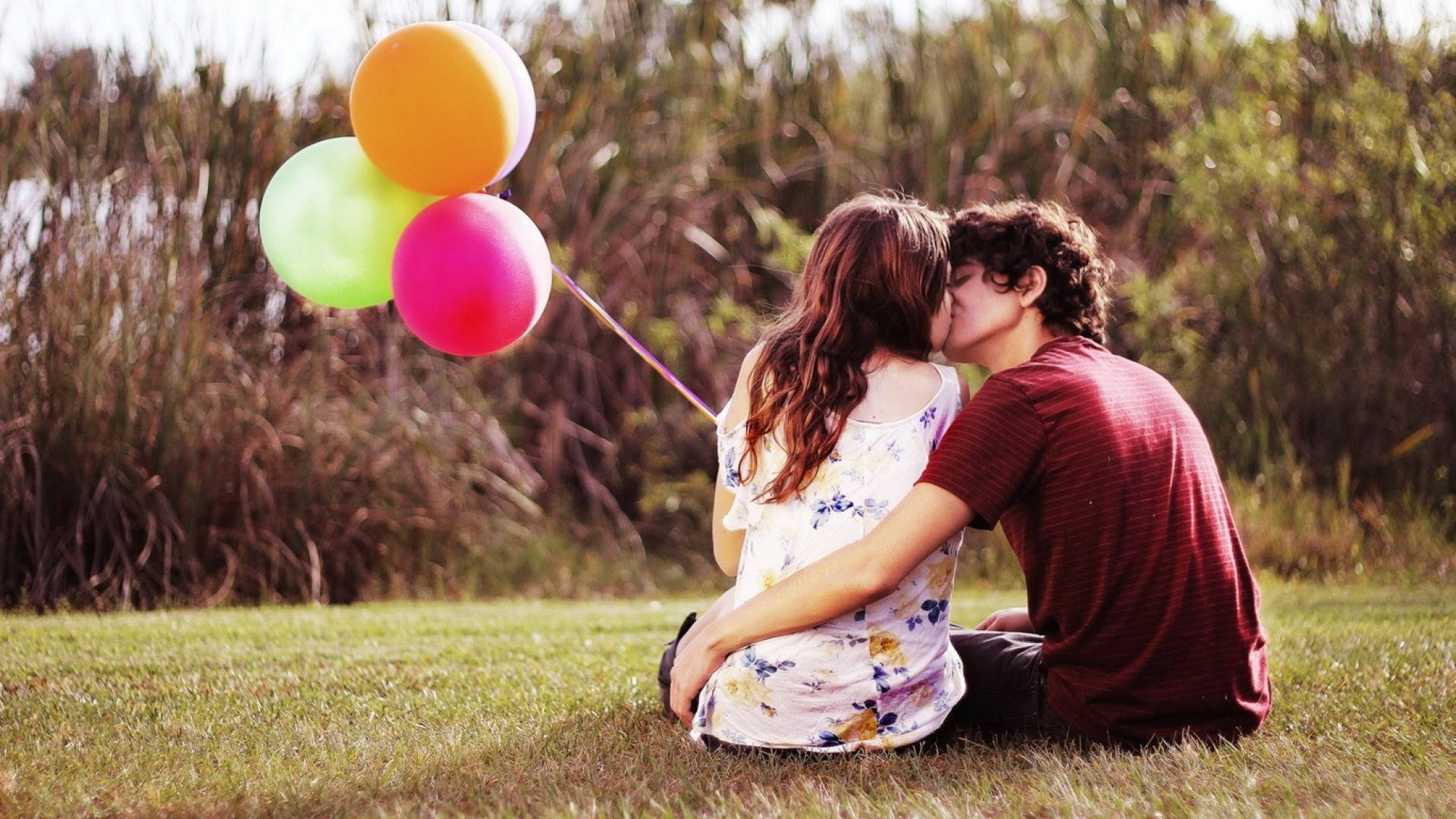 Boyfriend And Girlfriend Kisses And Balloons Wallpaper