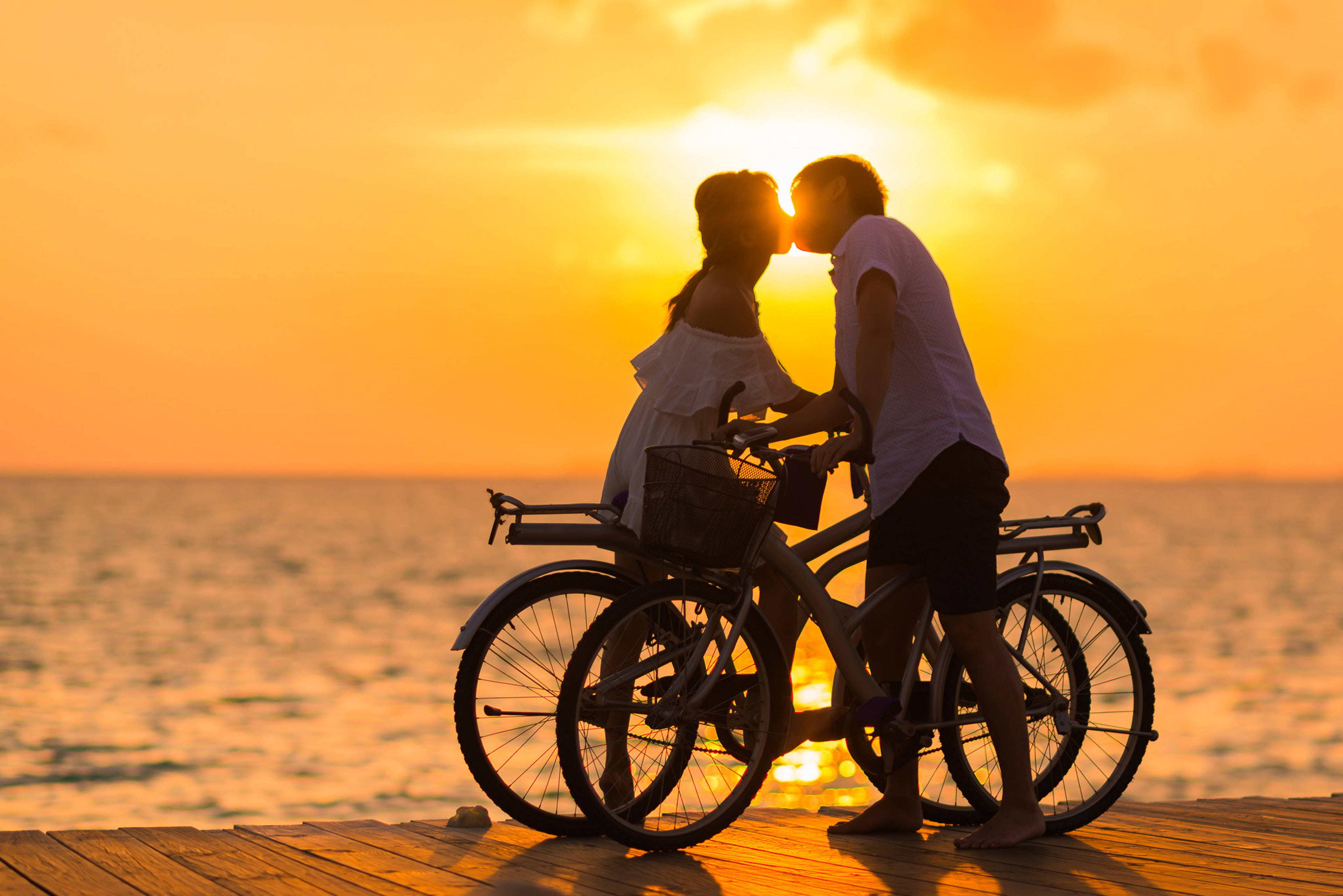 Boyfriend And Girlfriend Kisses And Bikes Background