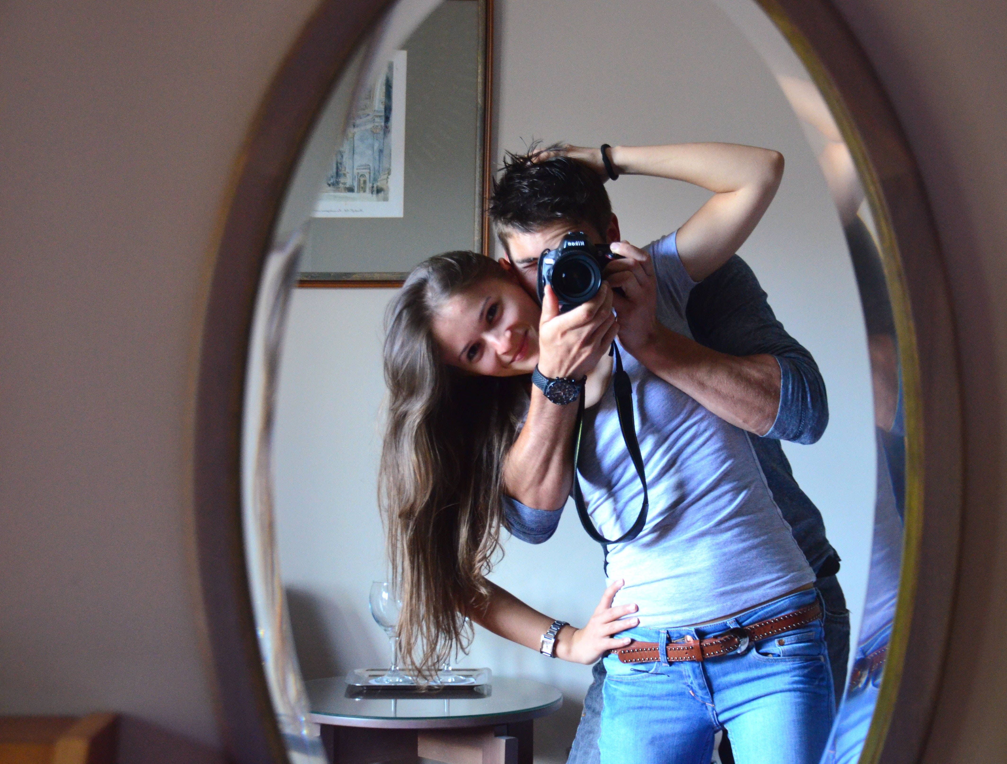 Boyfriend And Girlfriend Mirror Shot Wallpaper