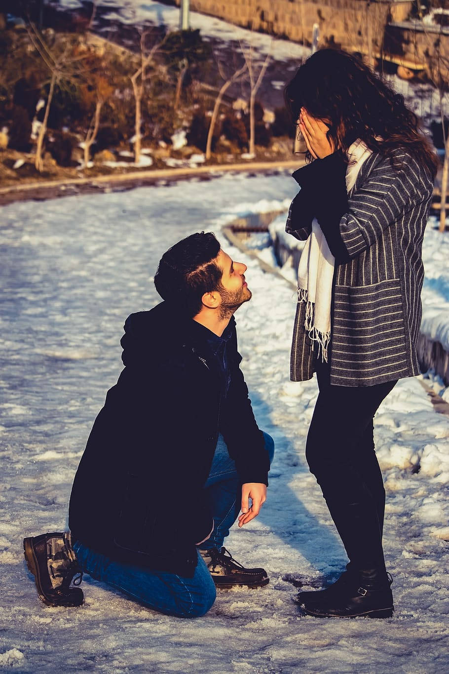 Boyfriend And Girlfriend Snow Proposal Wallpaper
