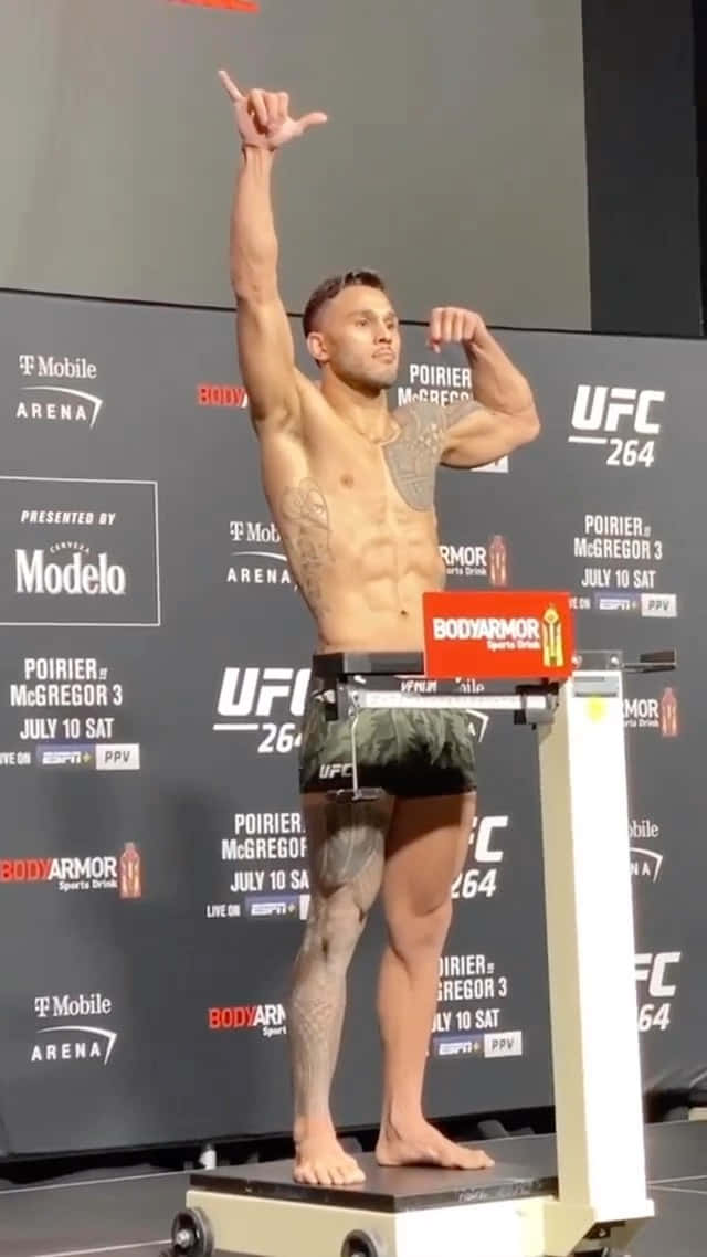 Brad Tavares Flexing And Posing On Scale Wallpaper