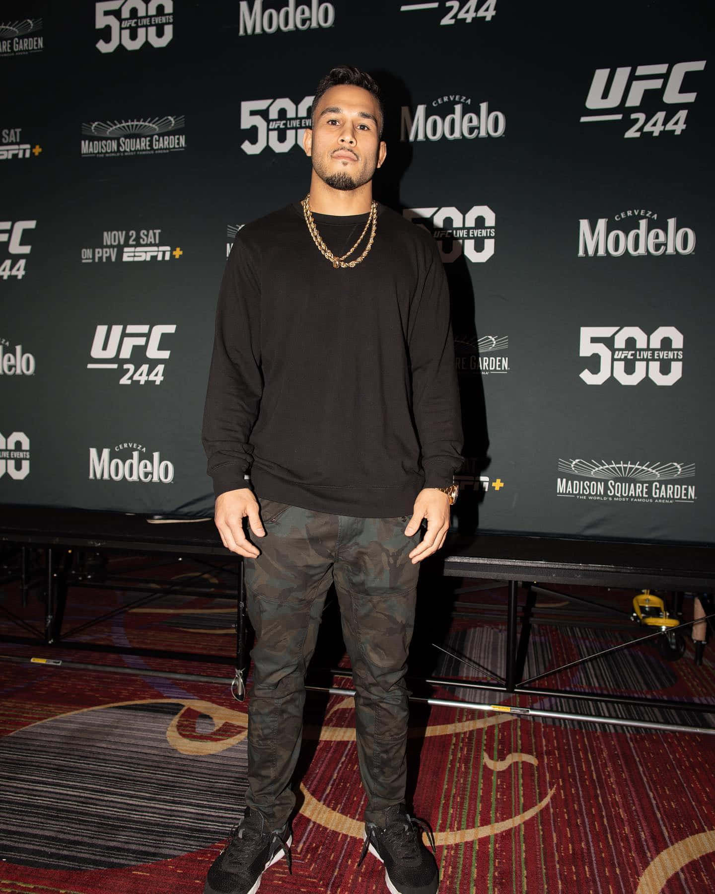 Brad Tavares In Black With Gold Chain Wallpaper