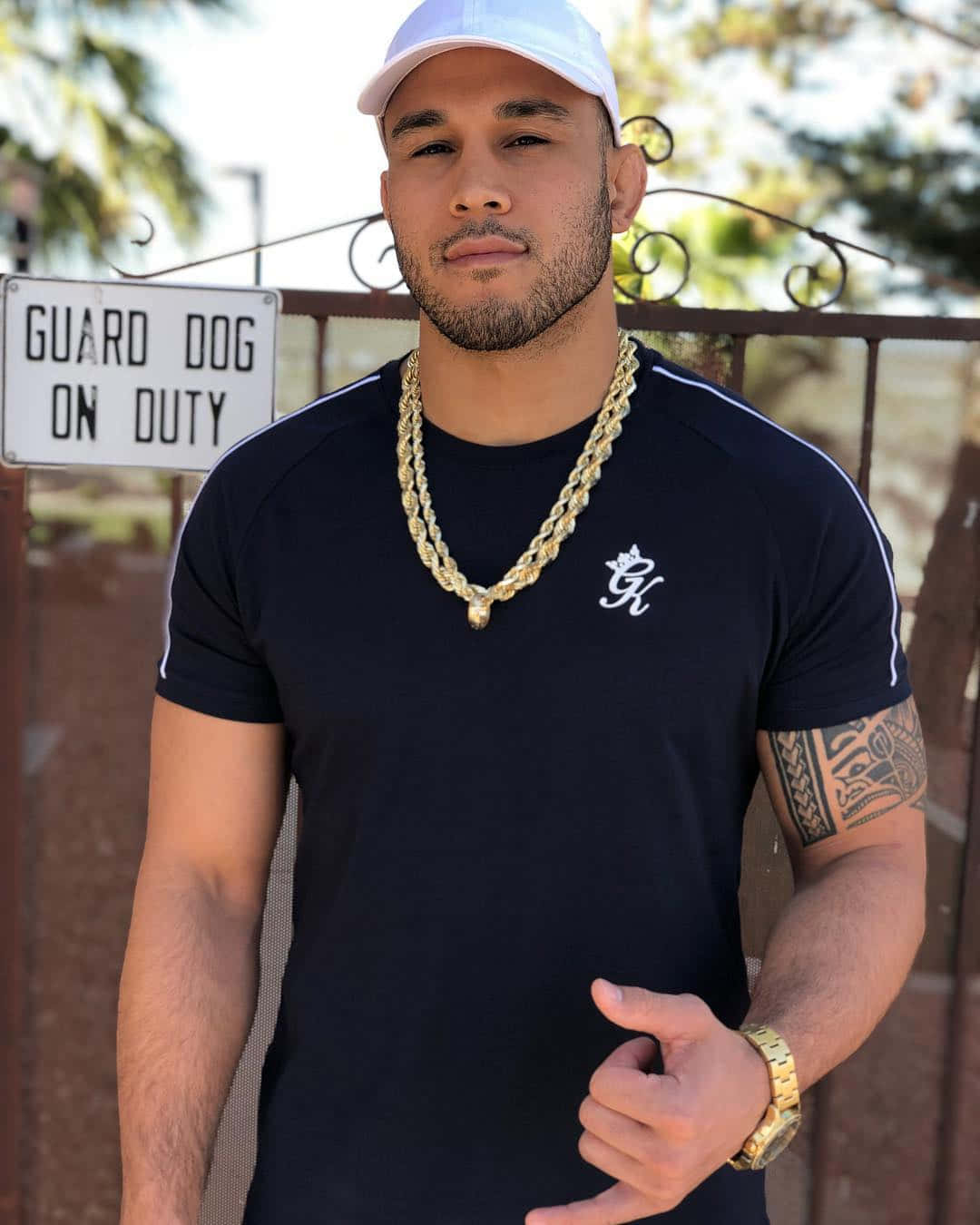 Brad Tavares With A Gold Chain Wallpaper