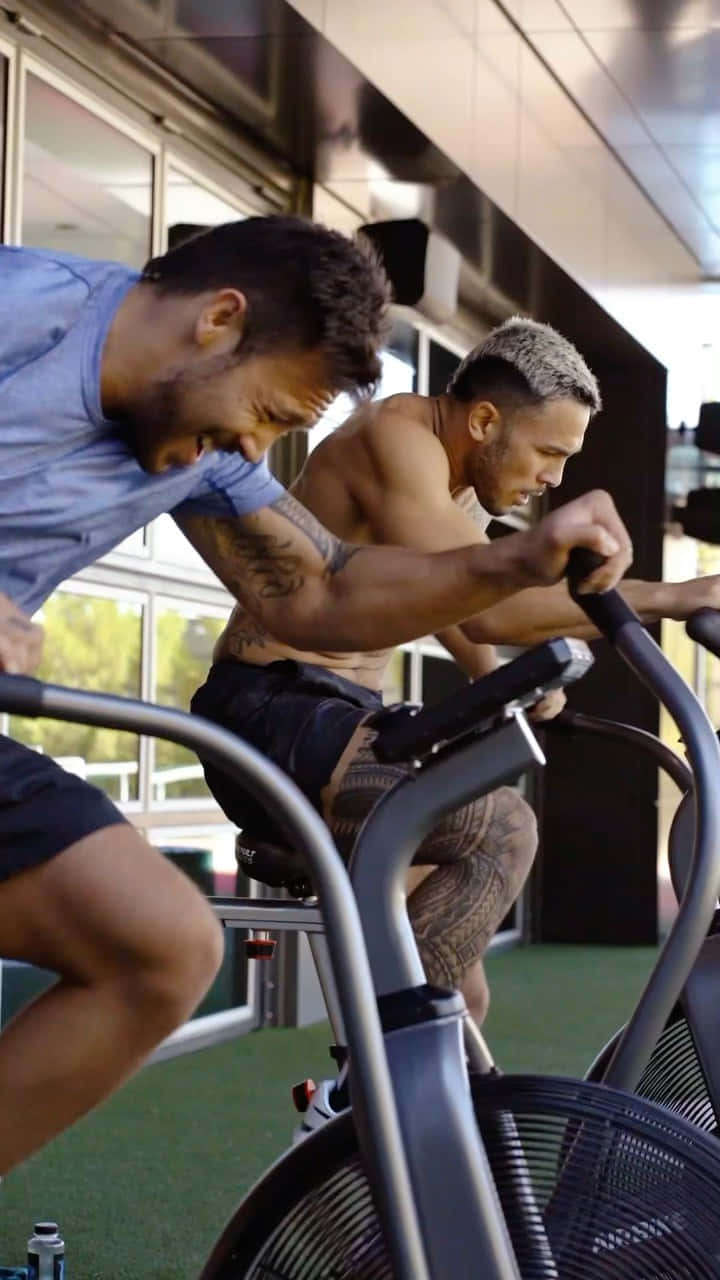 Brad Tavares Working Out At The Gym Background