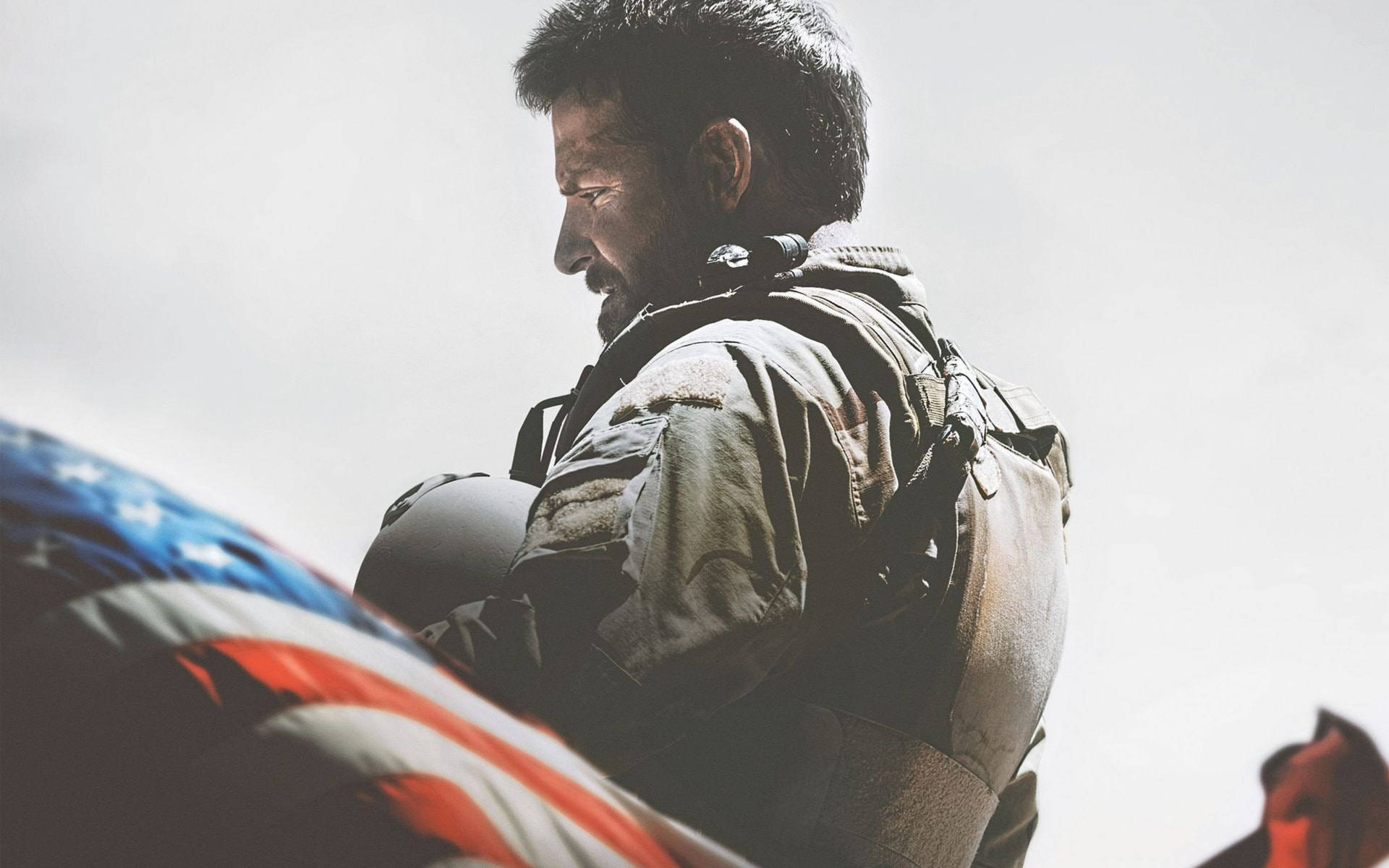 Bradleycooper En American Sniper Con Su Equipo De Combate. Fondo de pantalla
