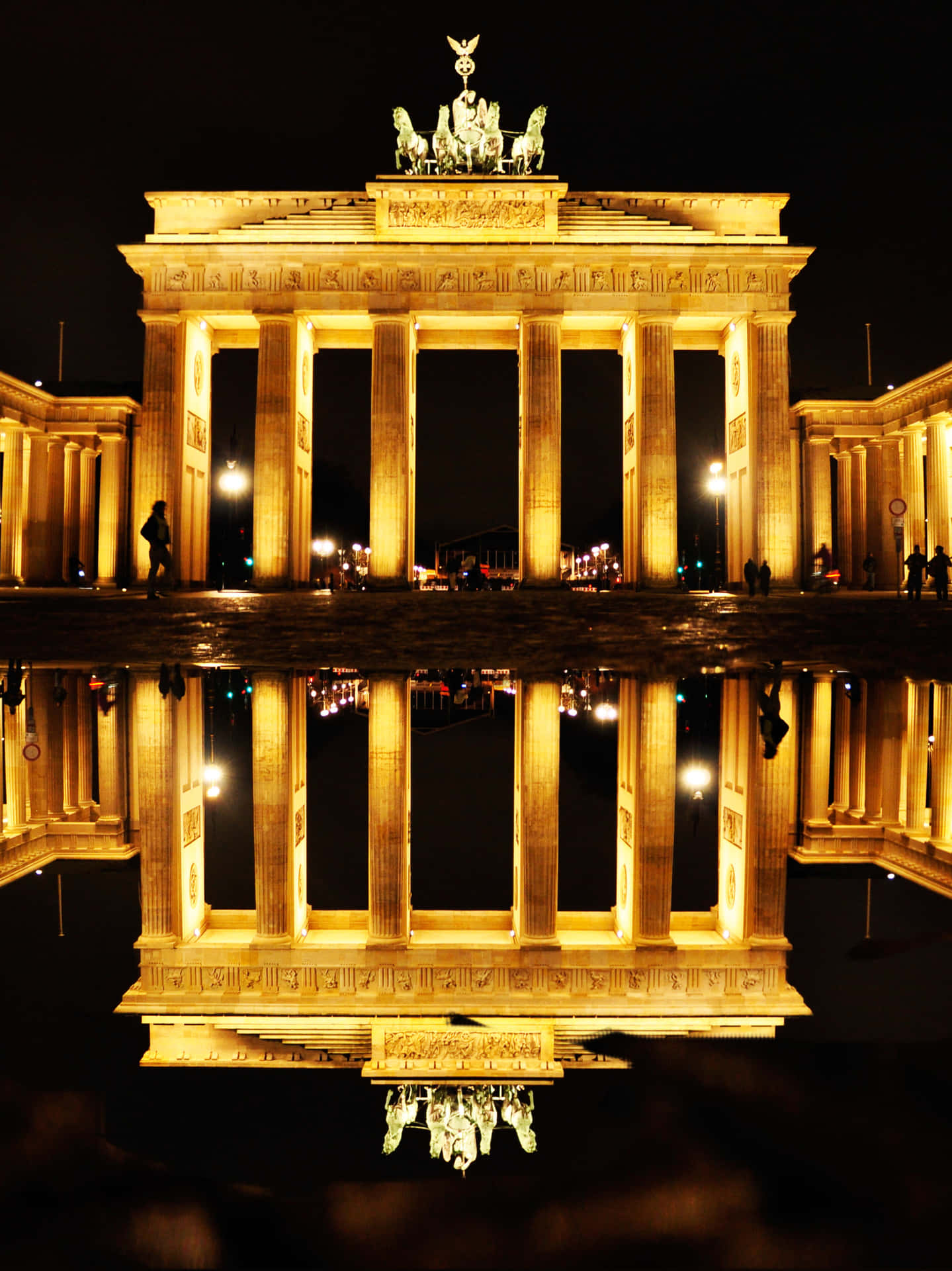 Brandenburg Gate At Night Wallpaper