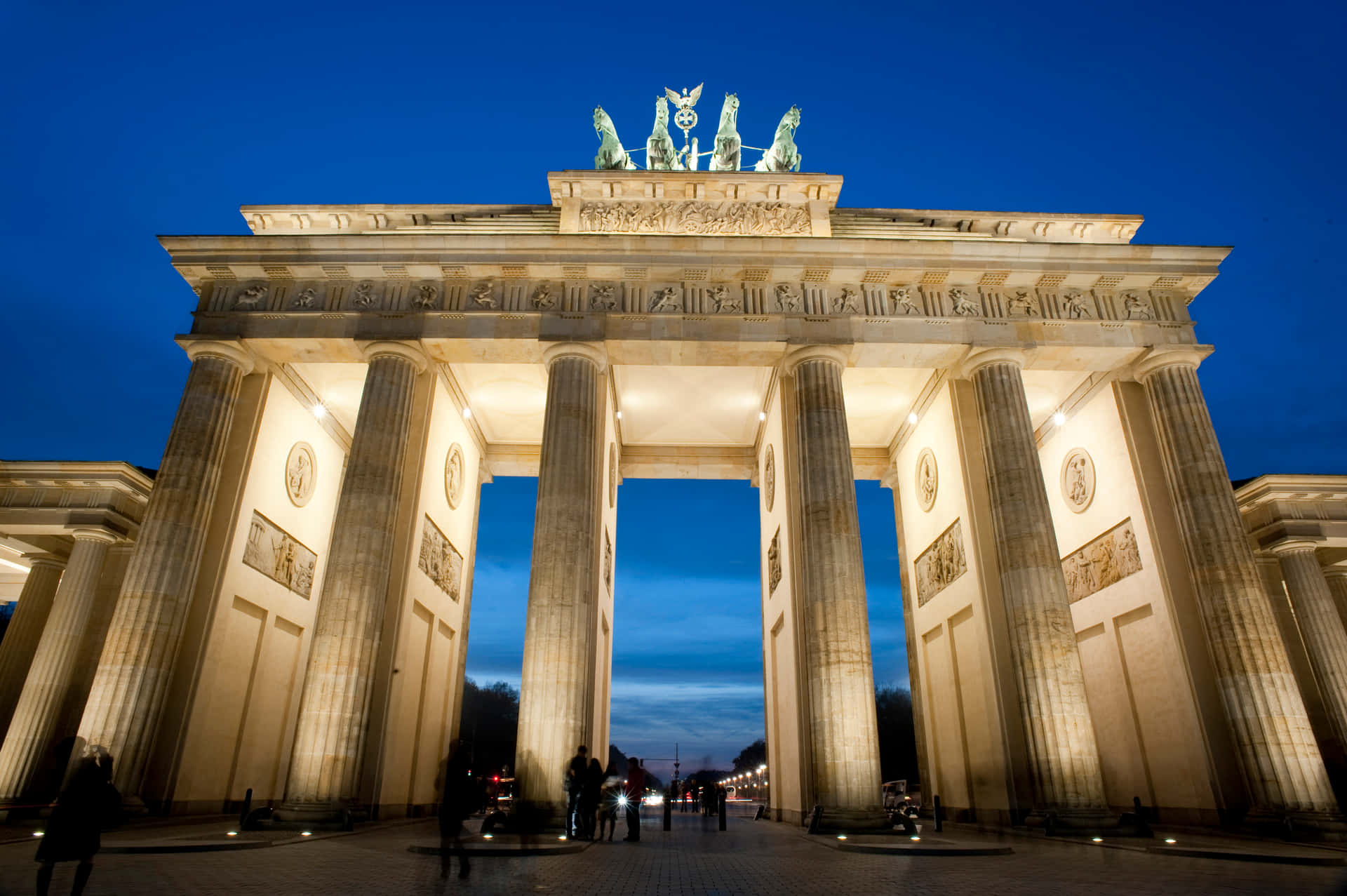 Brandenburg Gate Glowing Horses Statue Picture