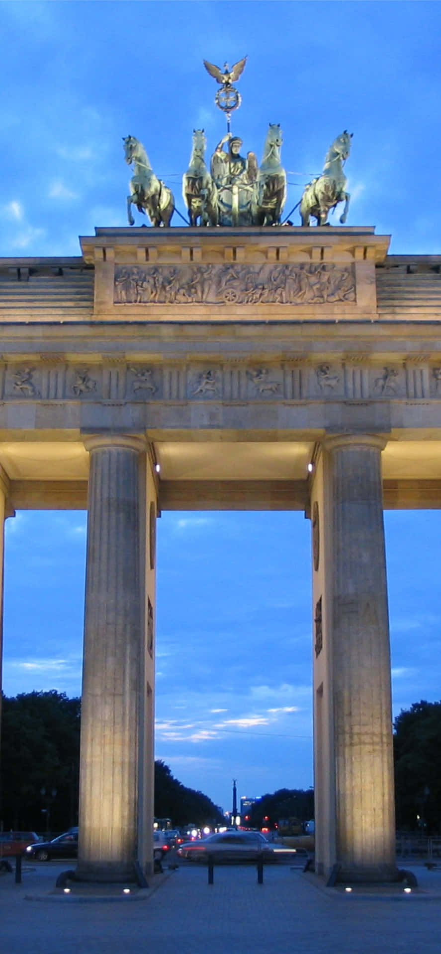 Puertade Brandeburgo Con Cuadriga Bajo Un Brillante Cielo Azul. Fondo de pantalla
