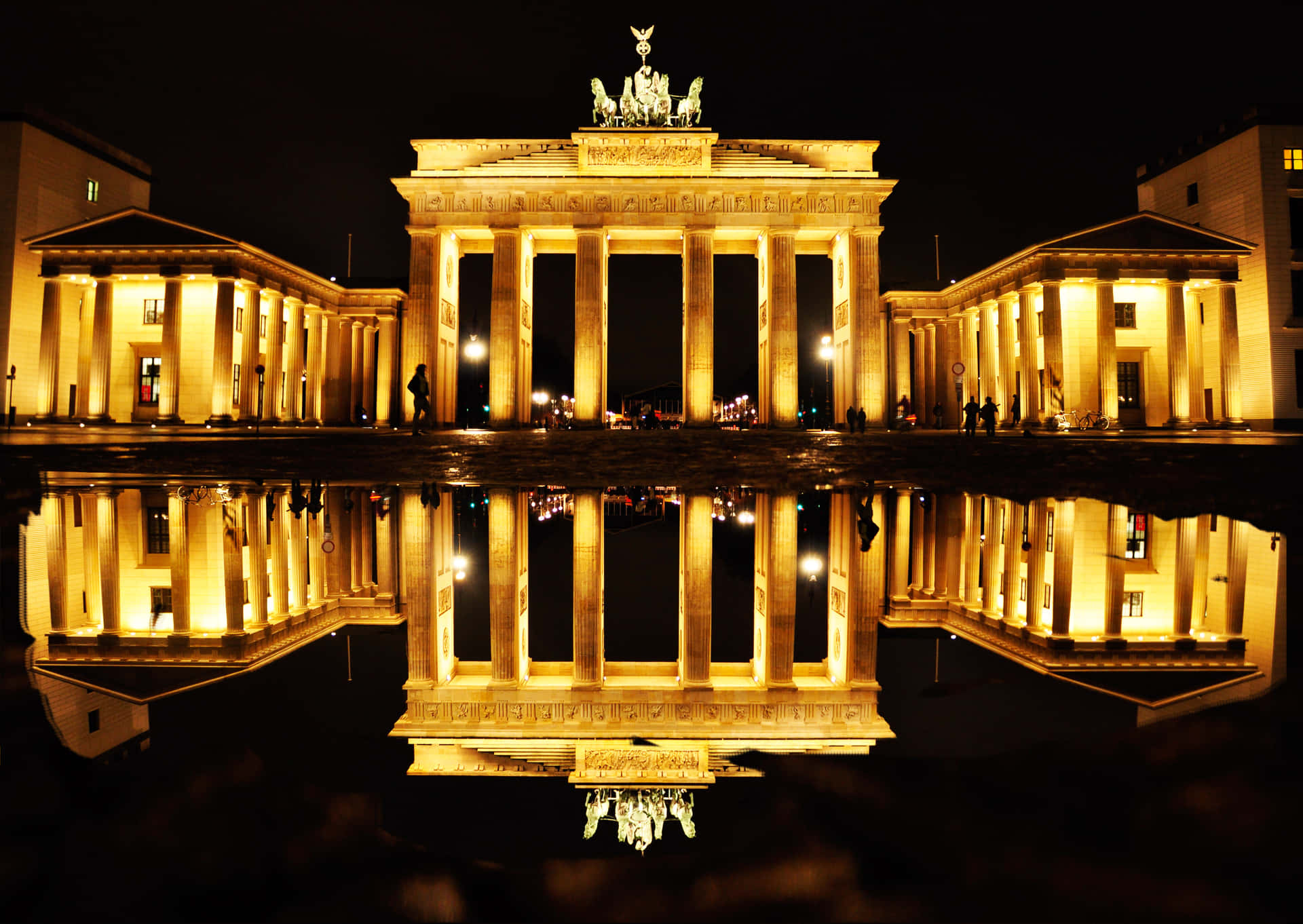 Brandenburg Gate River Reflection Picture