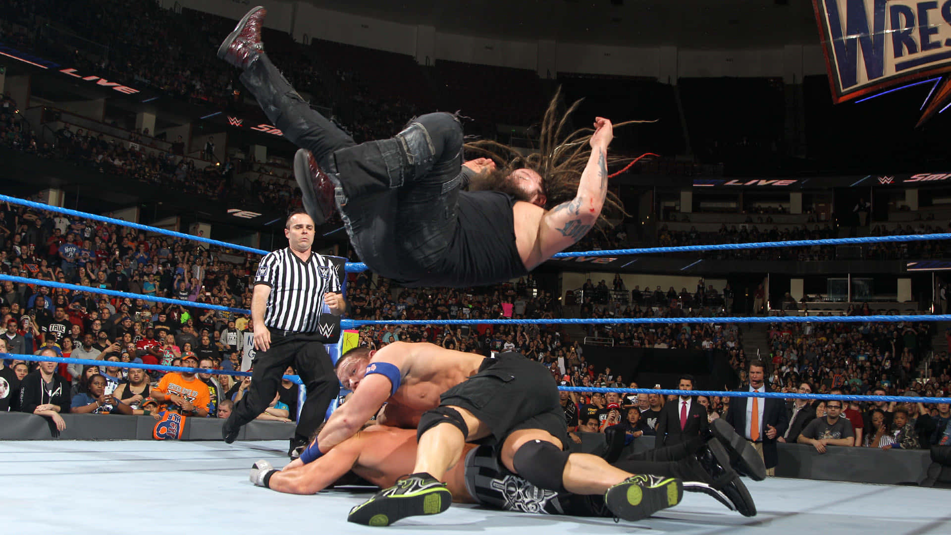 Bray Wyatt Body Slam WWE Match Mørke Tapet Wallpaper