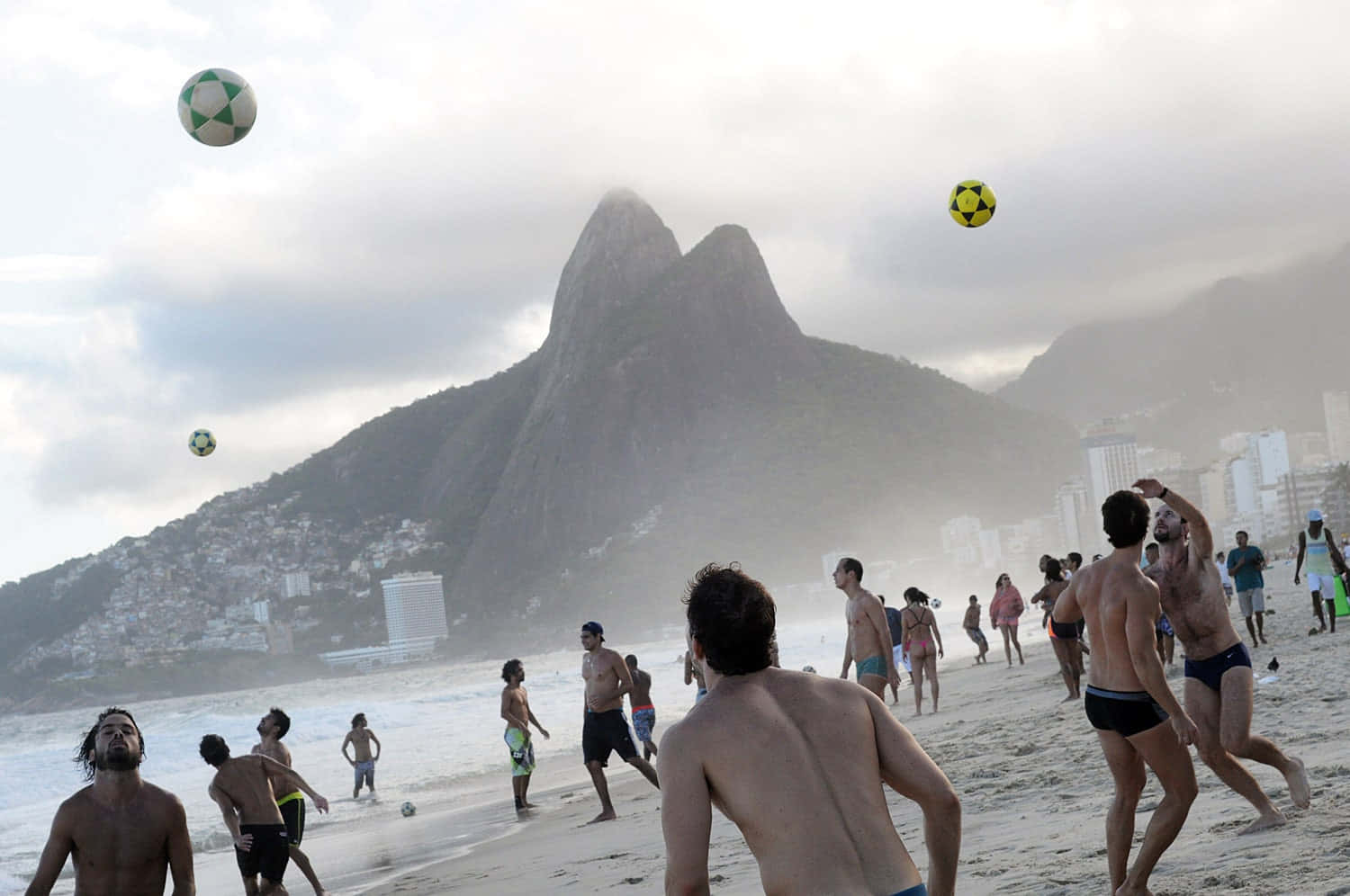 Pemandangan Menakjubkan Pantai Brasil Dengan Pasir Emas Dan Air Biru Yang Indah Wallpaper