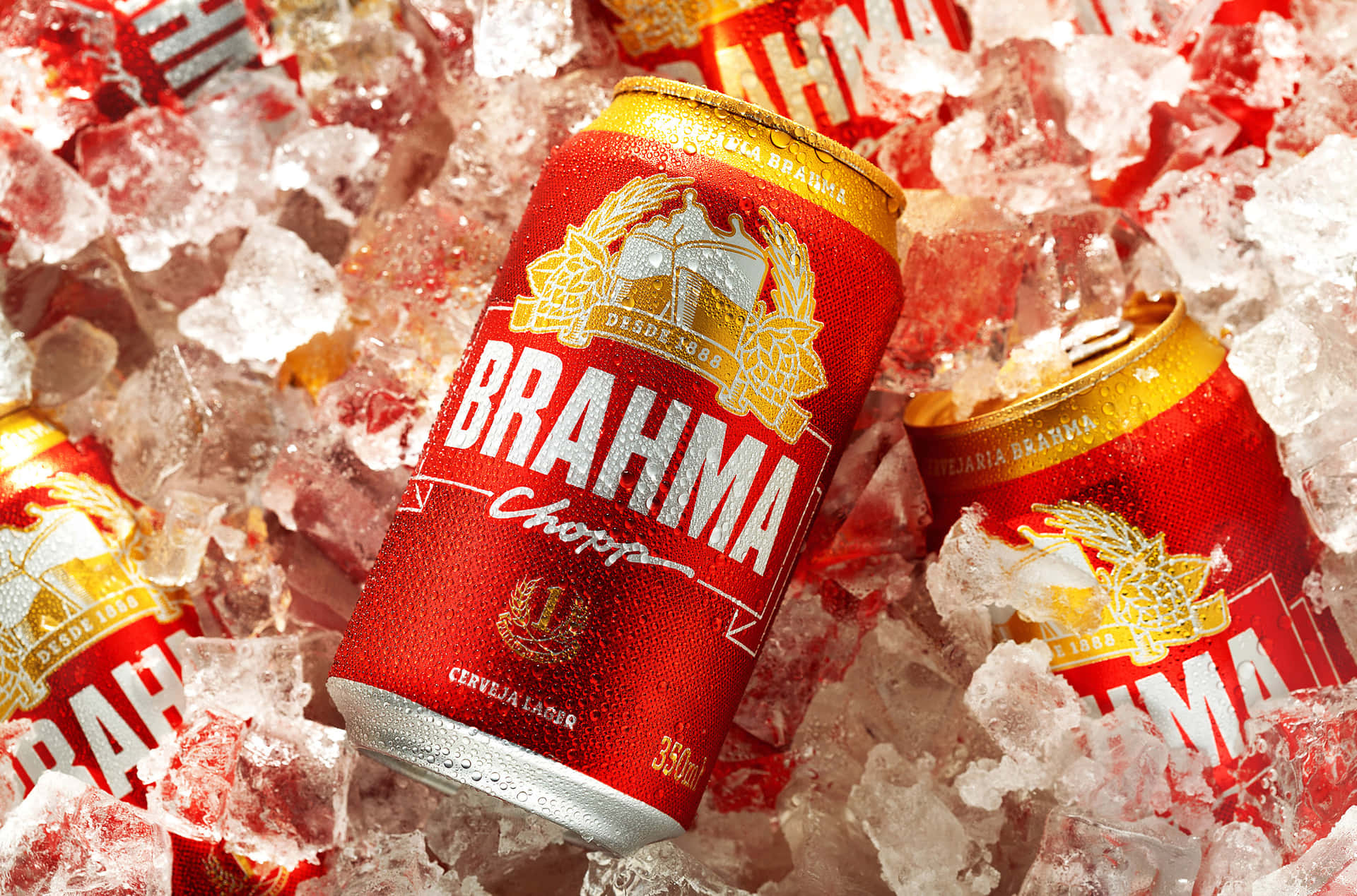 Latasde Cerveza Brasileña Brahma En Cubos De Hielo Fondo de pantalla