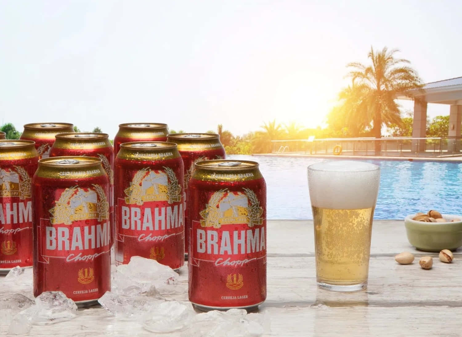 Brasiliansk Brahma Chopp øl dåser ved poolside. Wallpaper