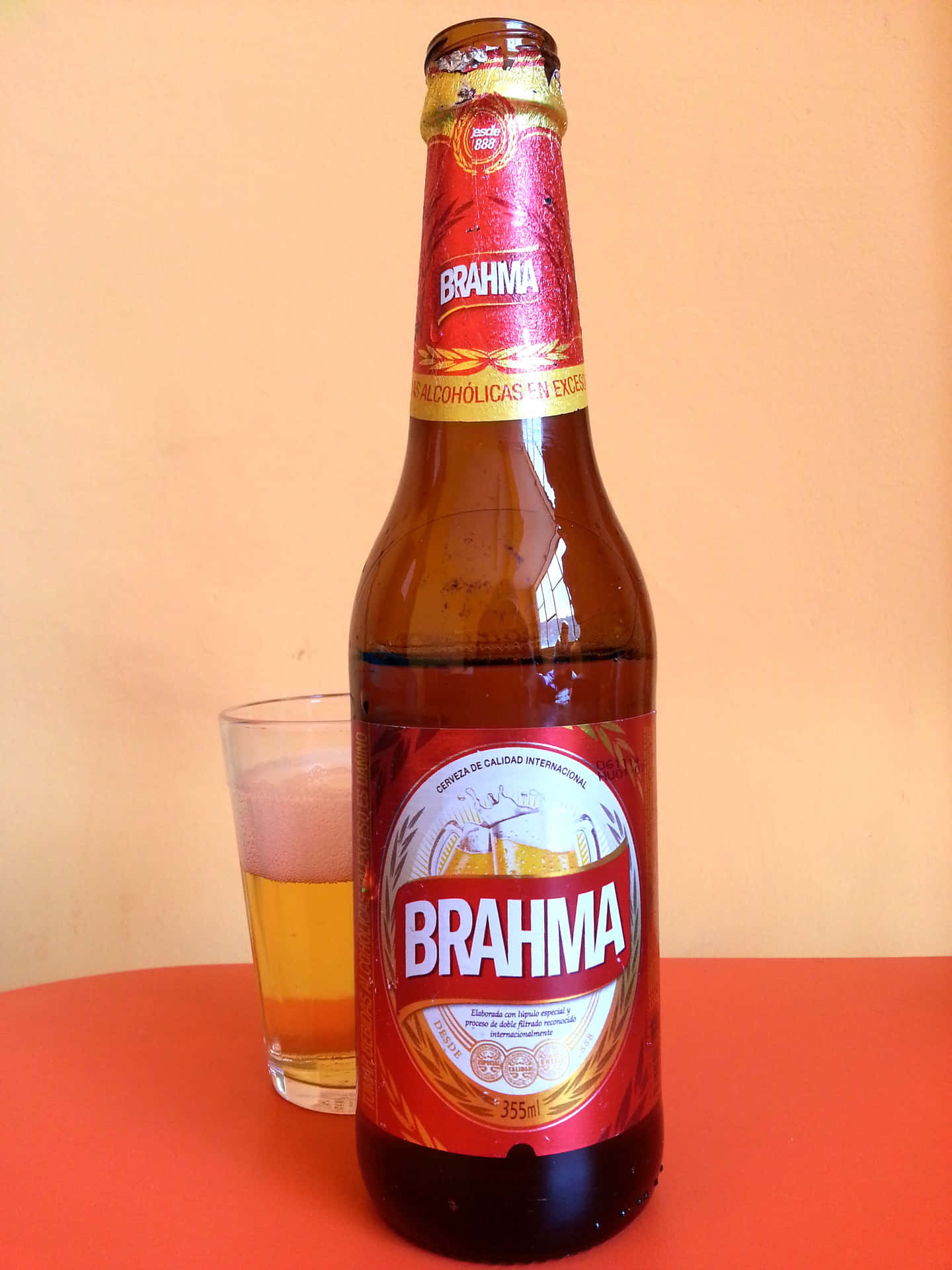 Cervezabrasileña Brahma Pilsen Con Vaso. Fondo de pantalla