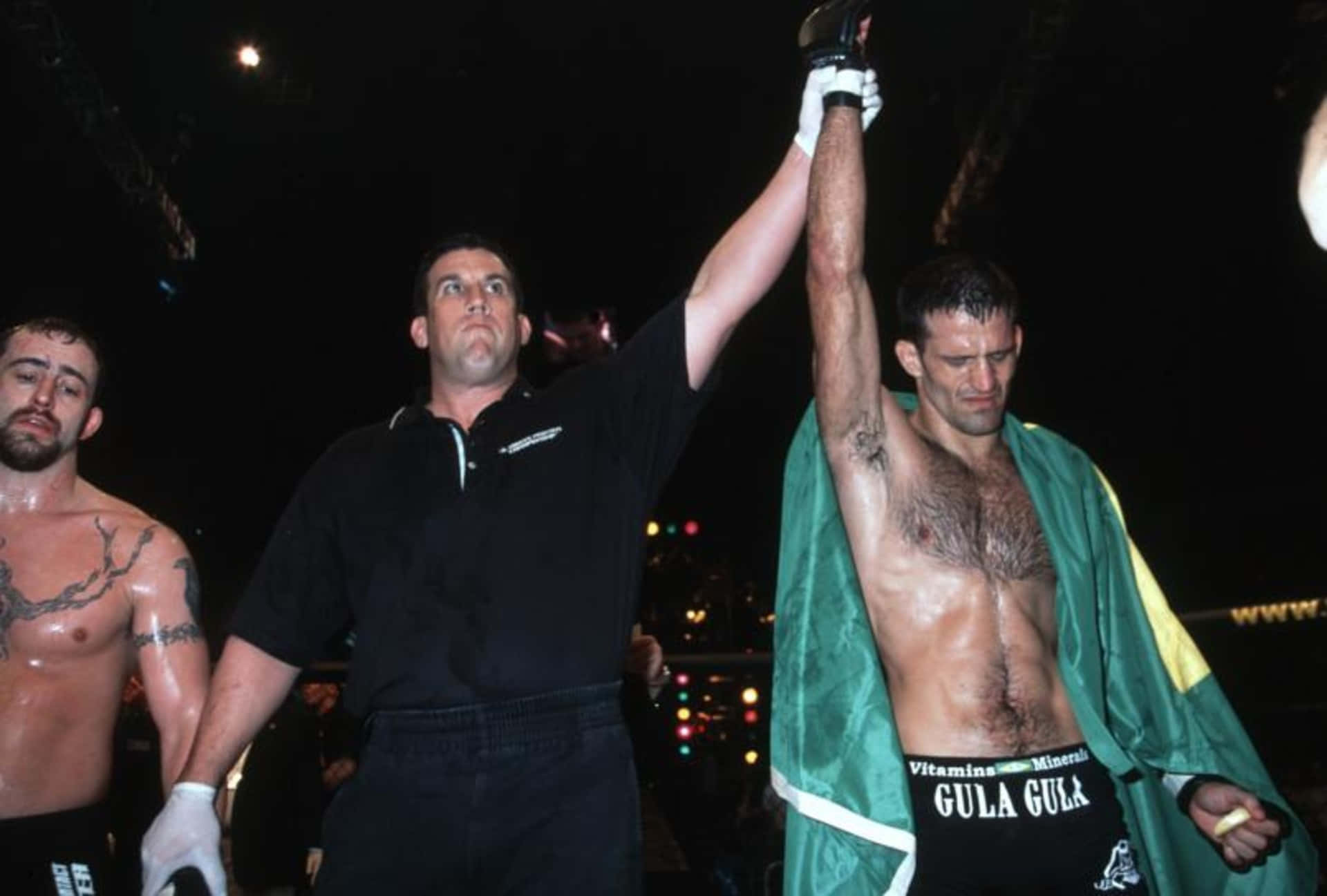 Luchadorde Mma Brasileño Murilo Bustamante Con La Mano En Alto, Levantado Por El Árbitro. Fondo de pantalla