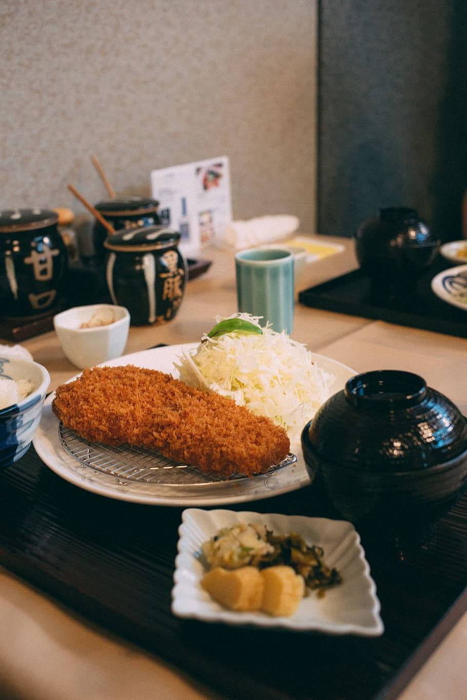 Paniertertonkatsu Serviert In Japanischem Restaurant Wallpaper
